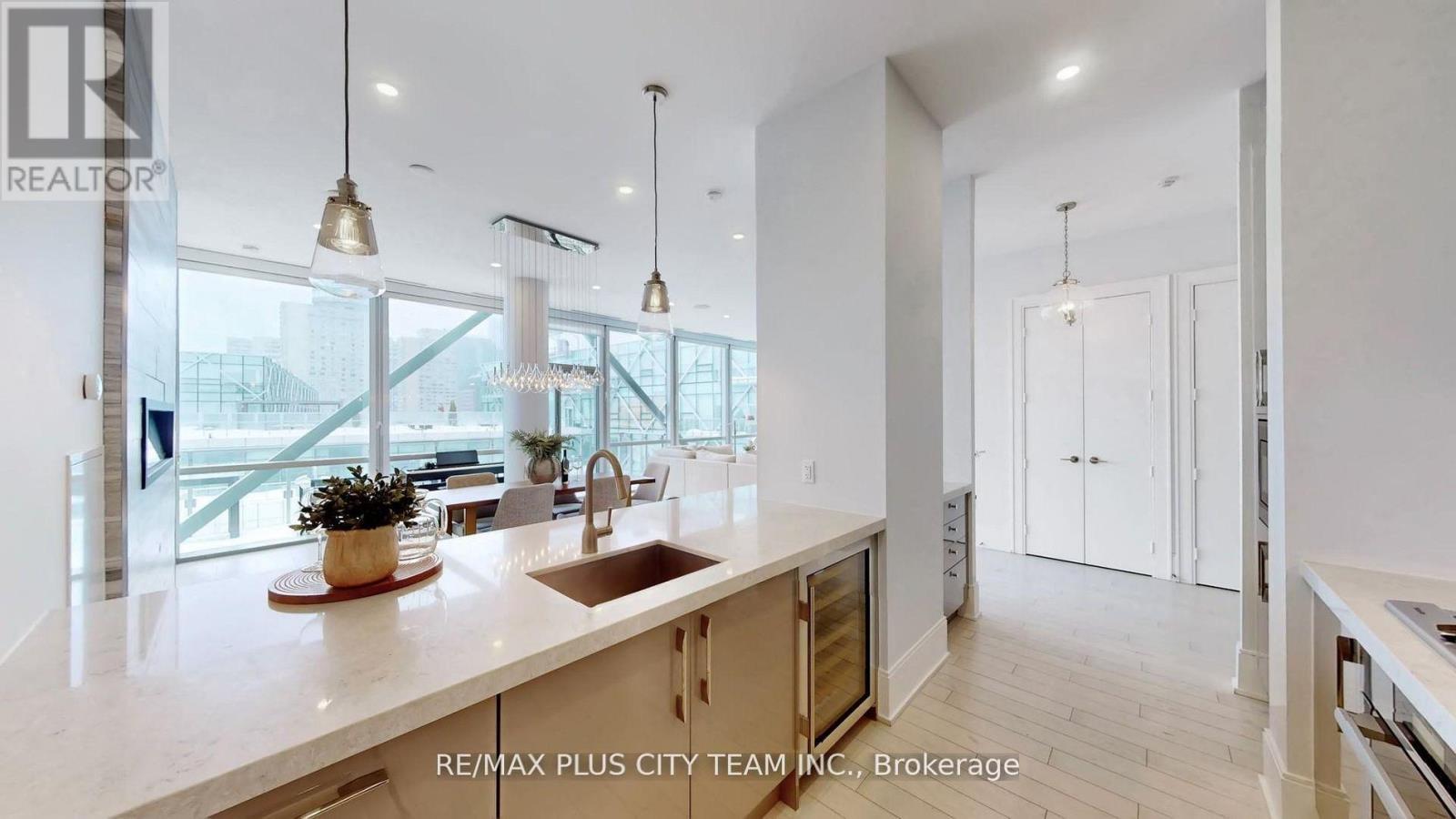 1305 - 39 Queens Quay E, Toronto, ON - Indoor Photo Showing Kitchen With Upgraded Kitchen