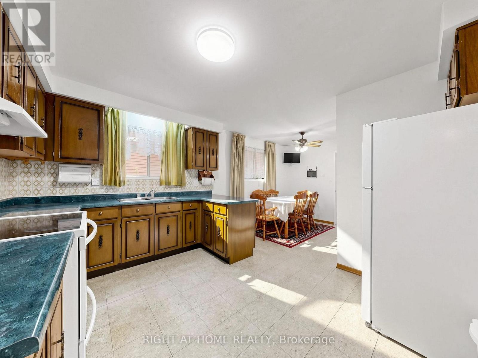 227 Apache Trail, Toronto, ON - Indoor Photo Showing Kitchen