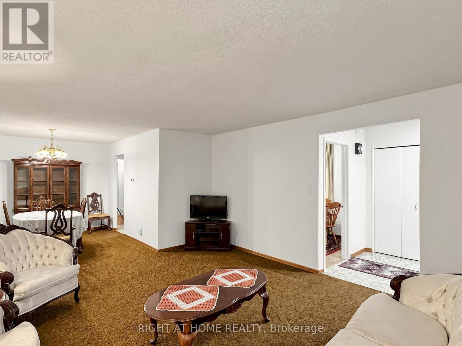227 Apache Trail, Toronto, ON - Indoor Photo Showing Living Room