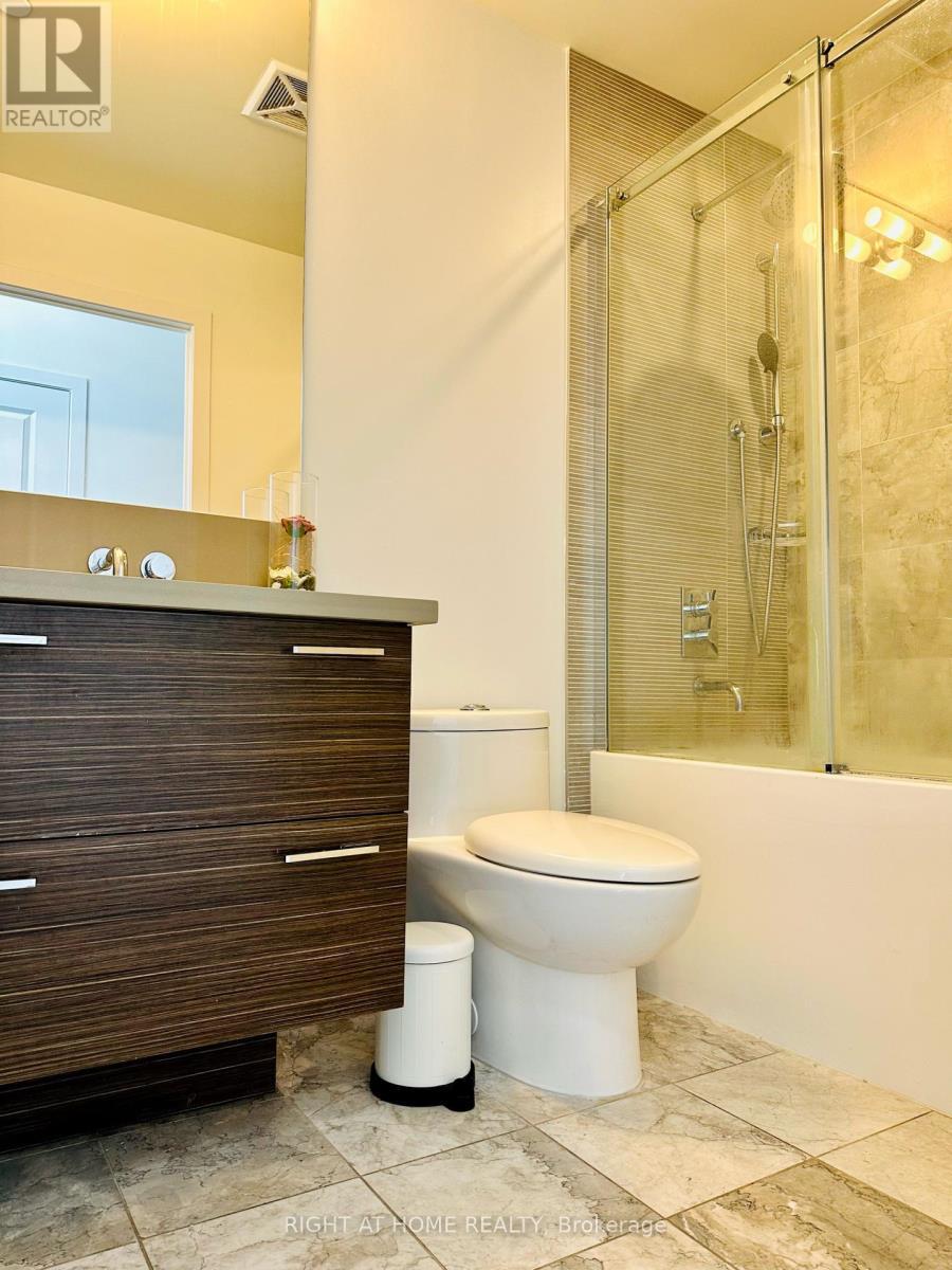 504 - 33 Shore Breeze Drive, Toronto, ON - Indoor Photo Showing Bathroom