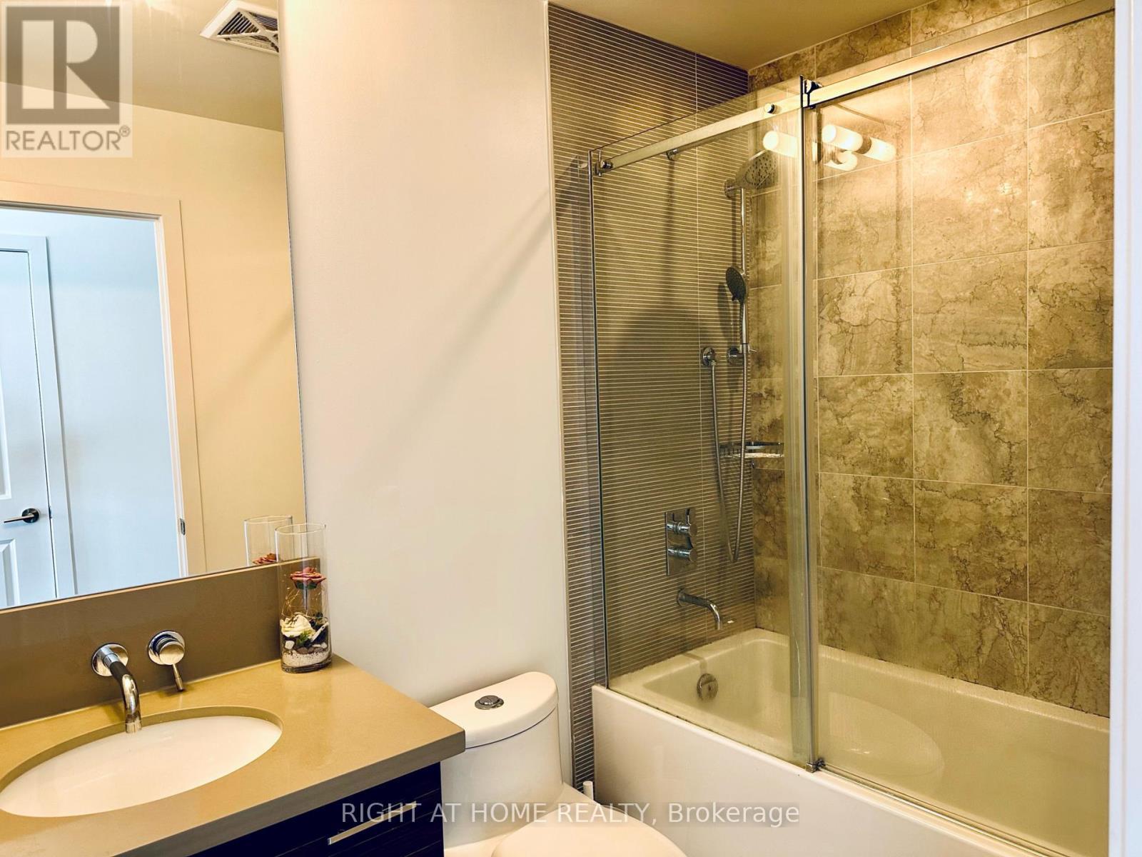 504 - 33 Shore Breeze Drive, Toronto, ON - Indoor Photo Showing Bathroom
