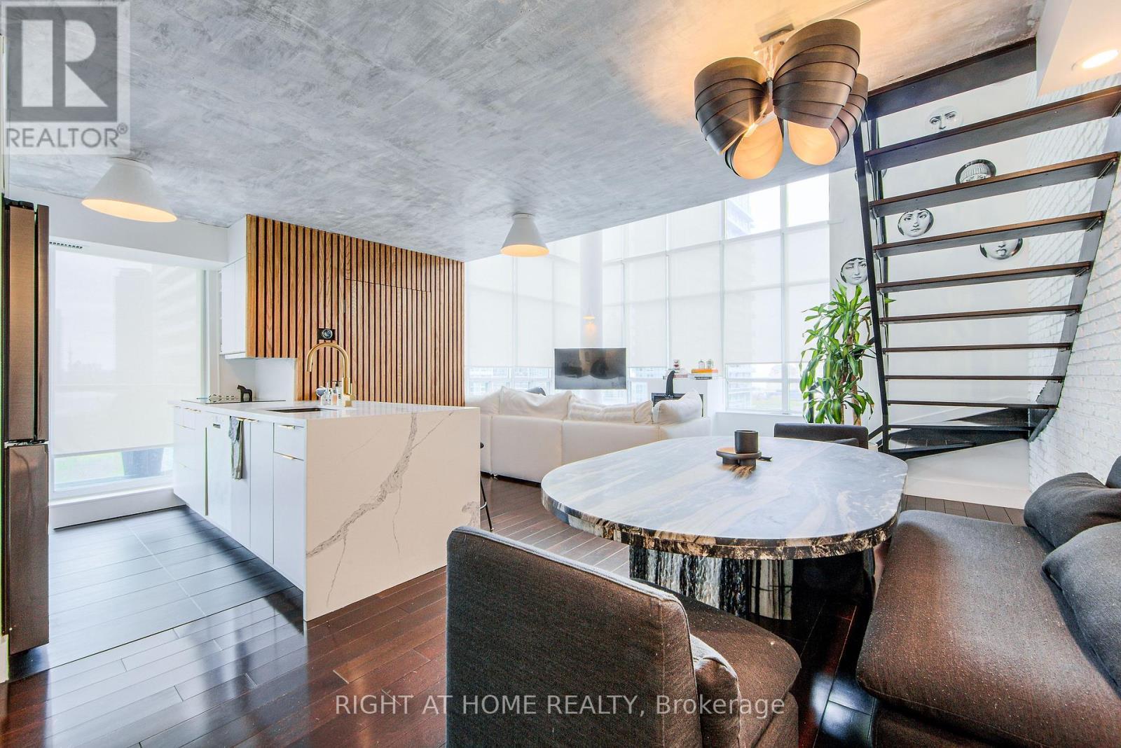 728 - 250 Manitoba Street Se, Toronto, ON - Indoor