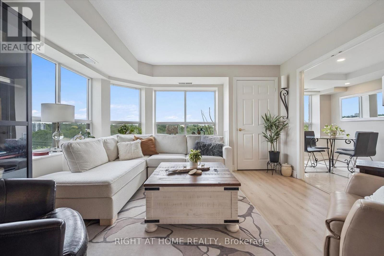 804 - 281 Bristol Street, Guelph, ON - Indoor Photo Showing Living Room