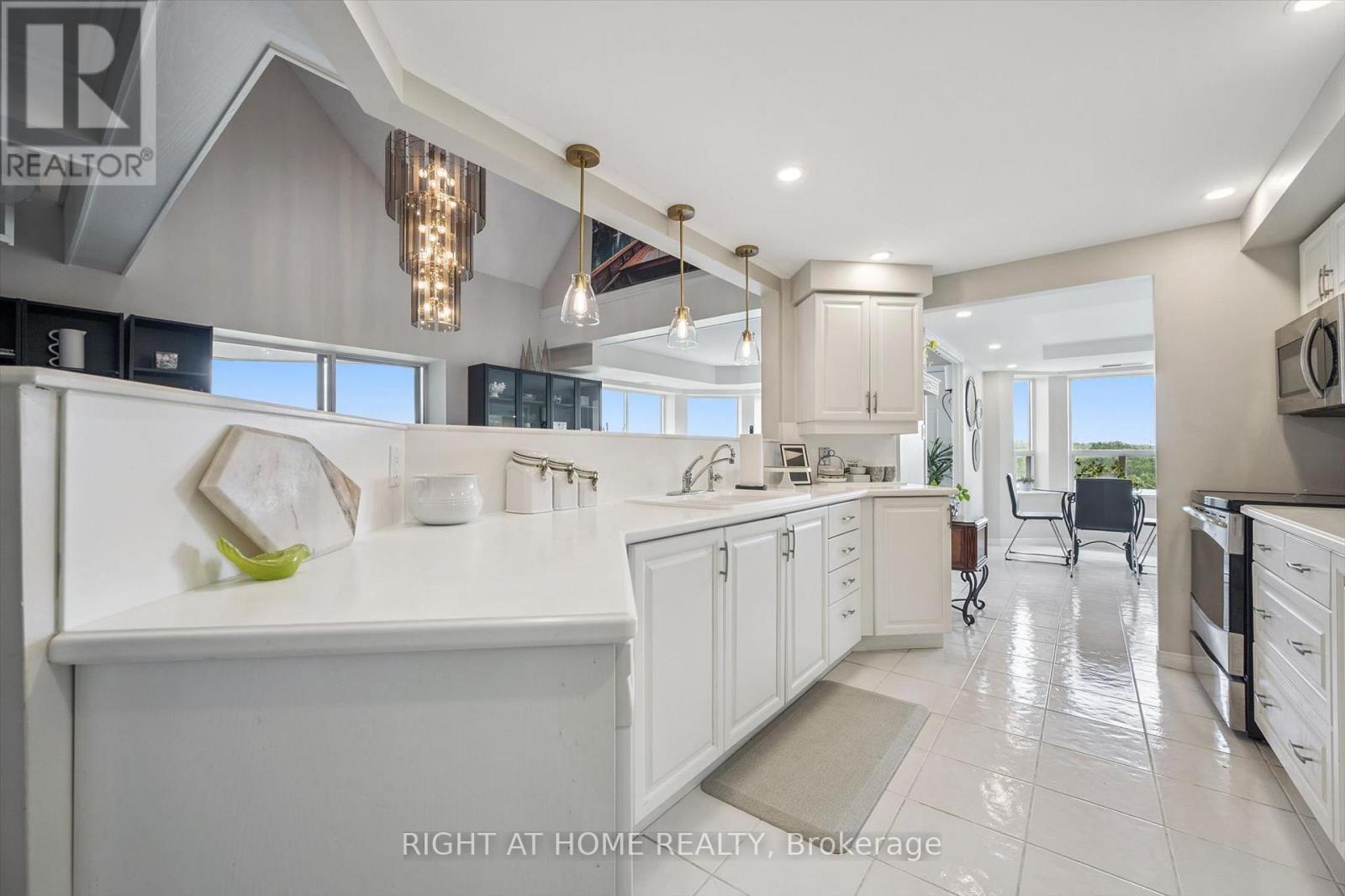 804 - 281 Bristol Street, Guelph, ON - Indoor Photo Showing Kitchen