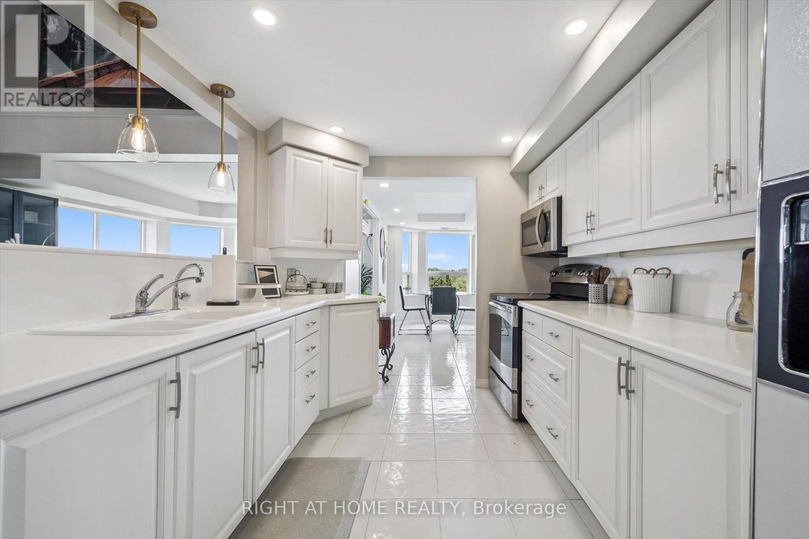 804 - 281 Bristol Street, Guelph, ON - Indoor Photo Showing Kitchen
