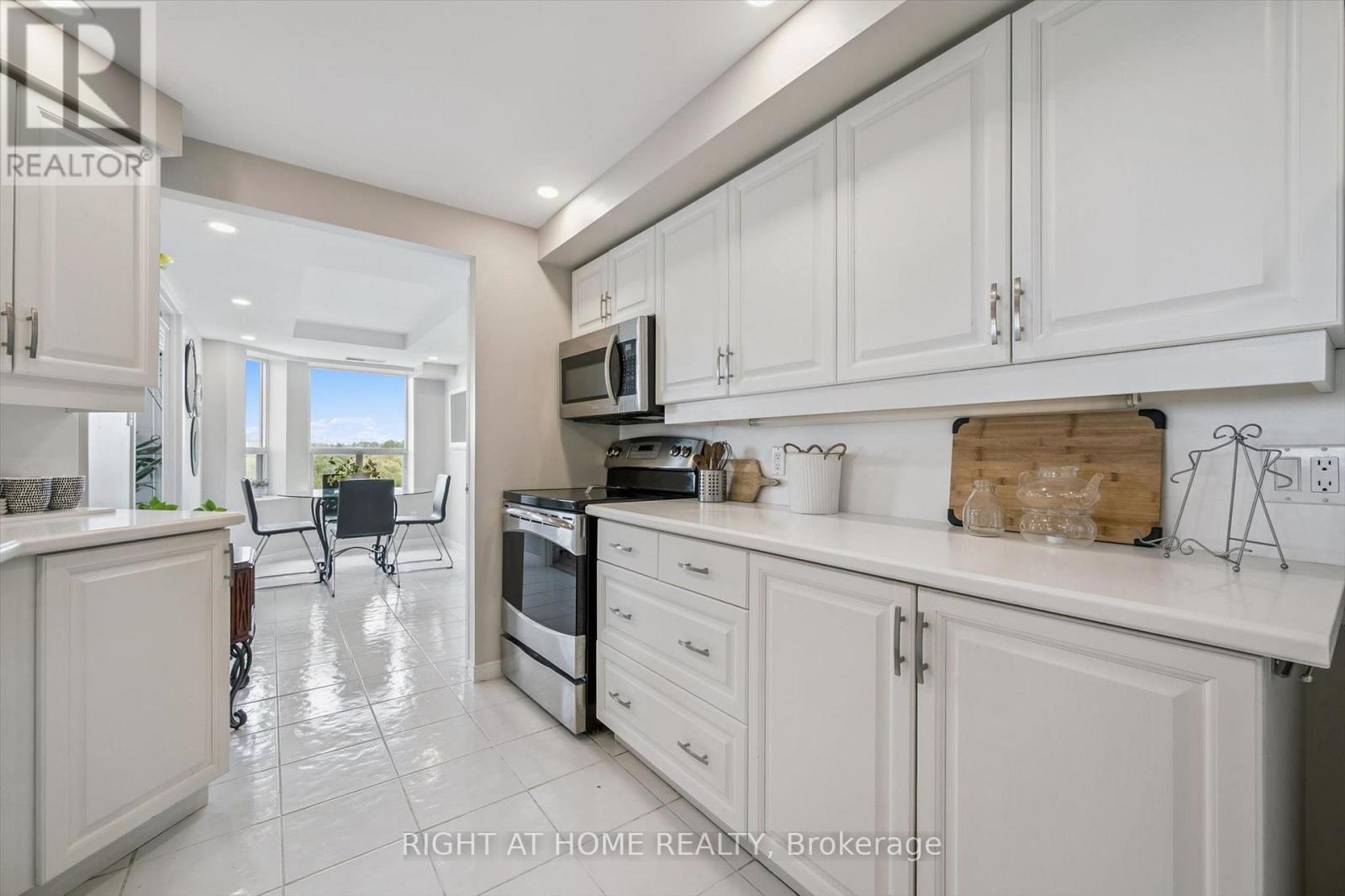 804 - 281 Bristol Street, Guelph, ON - Indoor Photo Showing Kitchen