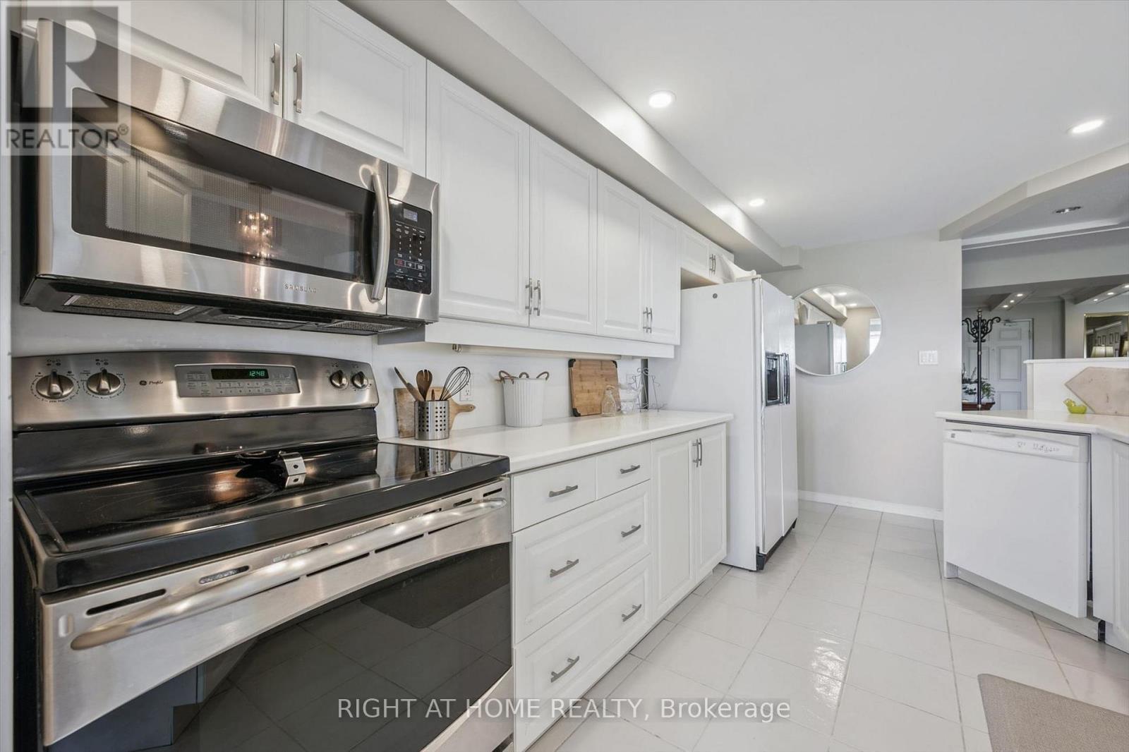 804 - 281 Bristol Street, Guelph, ON - Indoor Photo Showing Kitchen