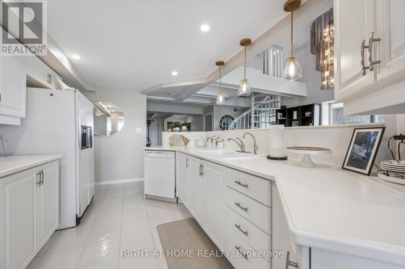 804 - 281 Bristol Street, Guelph, ON - Indoor Photo Showing Kitchen