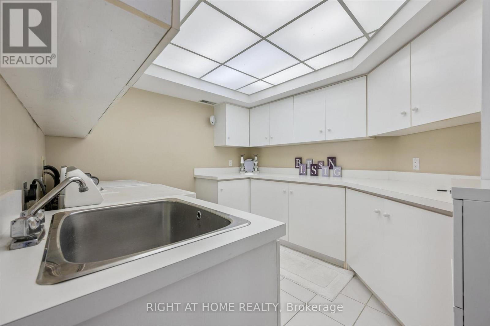 804 - 281 Bristol Street, Guelph, ON - Indoor Photo Showing Laundry Room