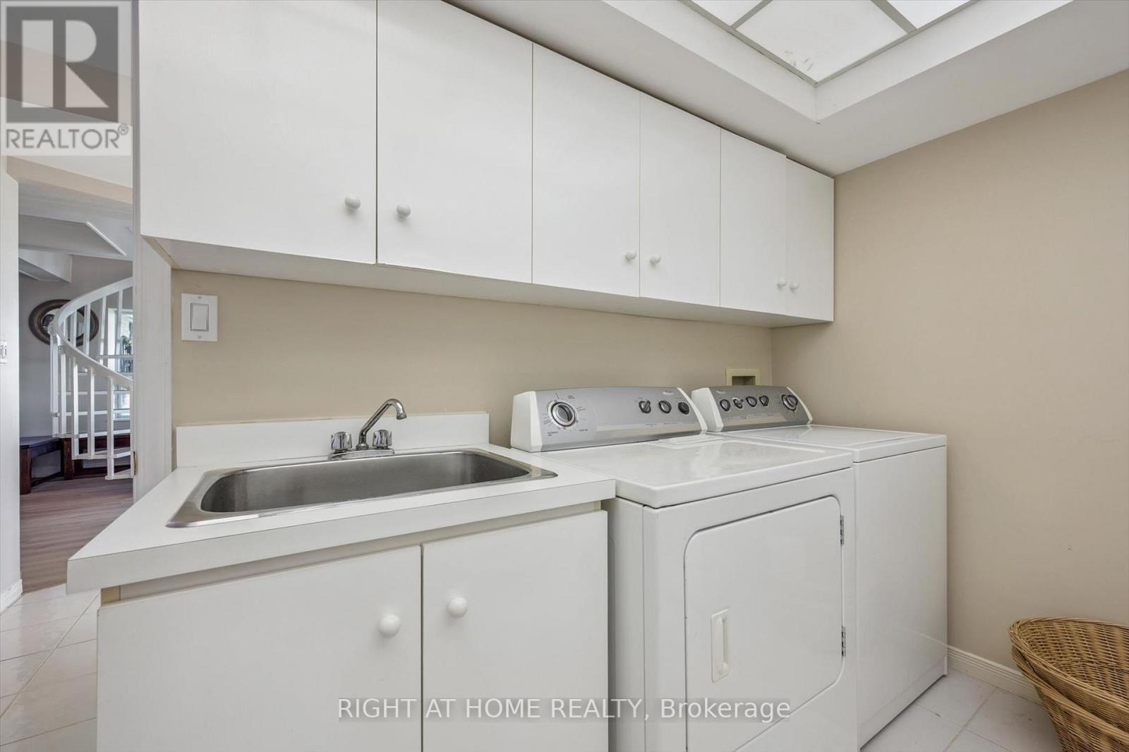 804 - 281 Bristol Street, Guelph, ON - Indoor Photo Showing Laundry Room