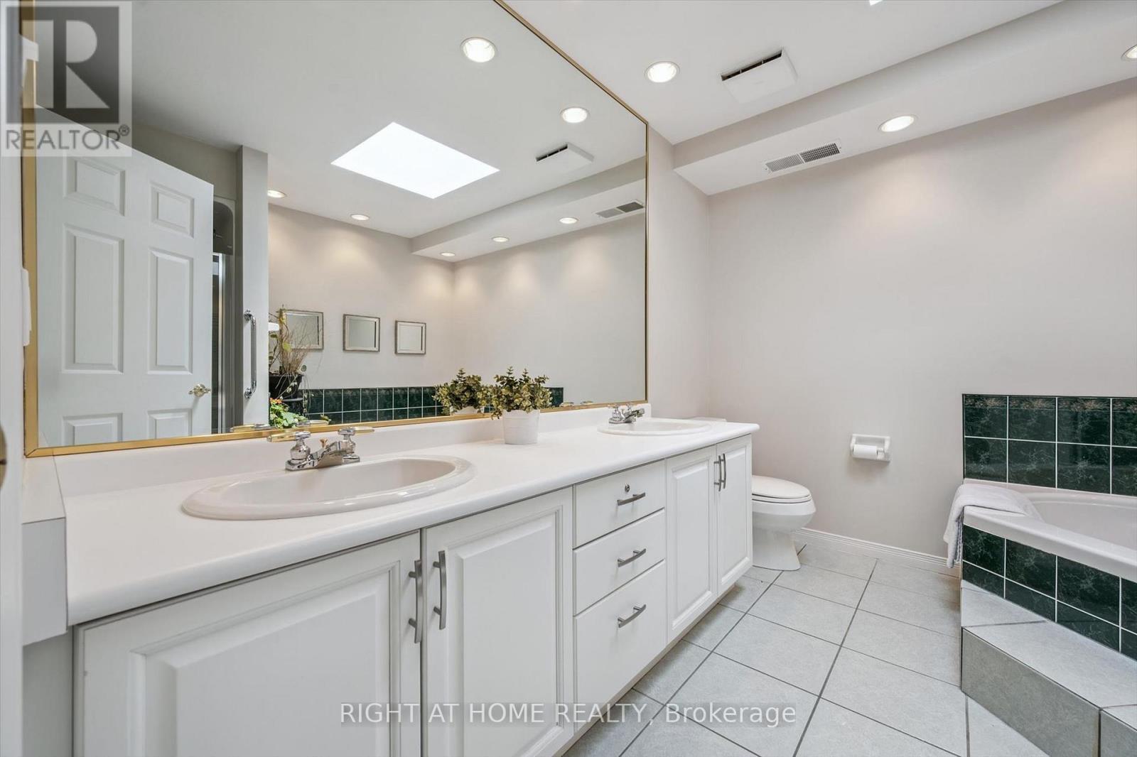 804 - 281 Bristol Street, Guelph, ON - Indoor Photo Showing Bathroom