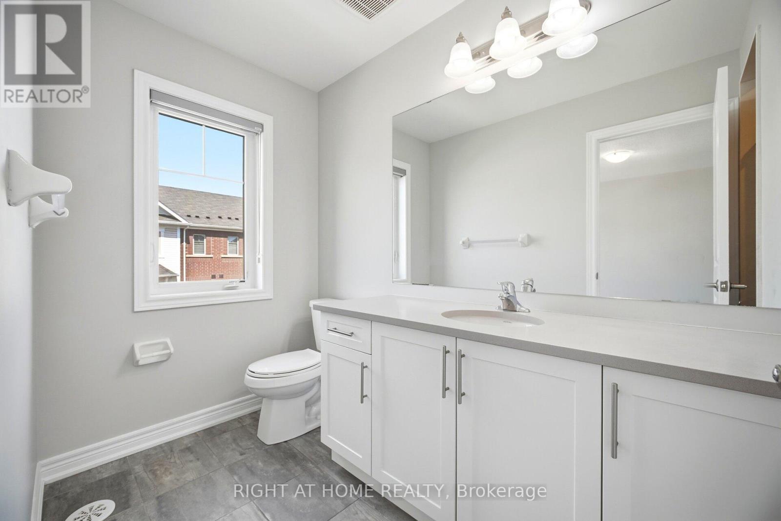 8 Rapids Lane, Hamilton, ON - Indoor Photo Showing Bathroom