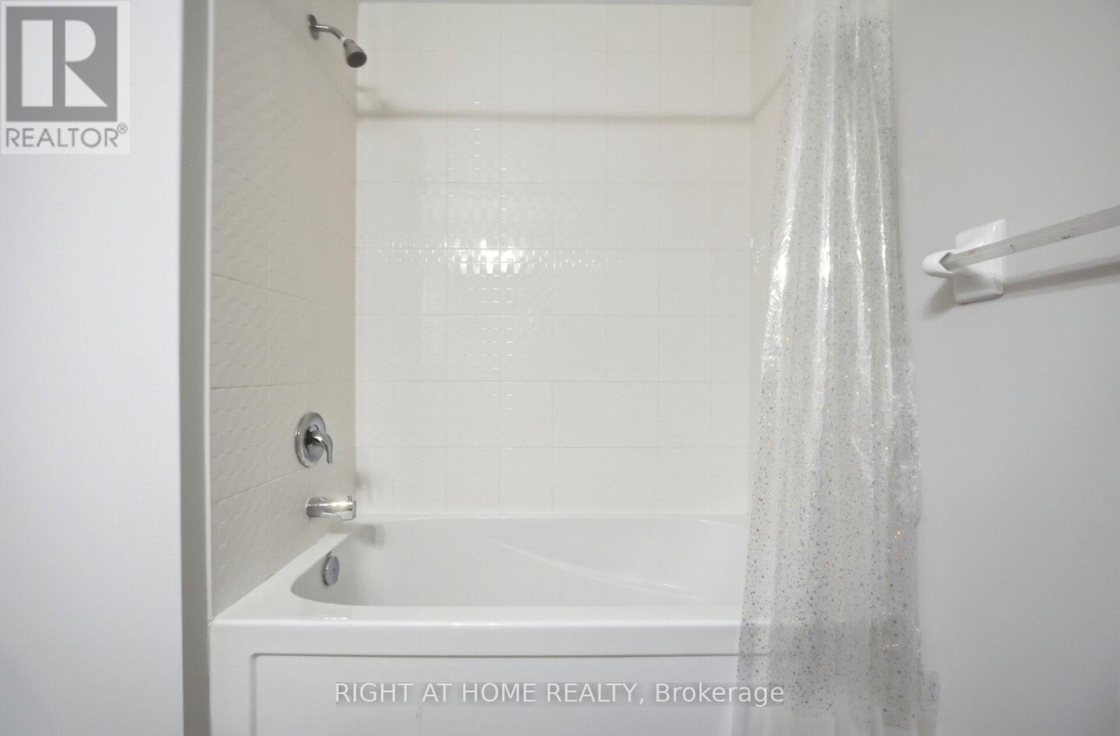 8 Rapids Lane, Hamilton, ON - Indoor Photo Showing Bathroom