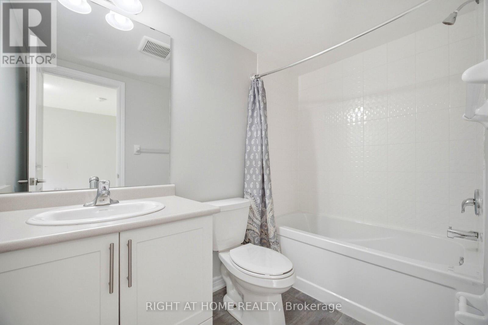 8 Rapids Lane, Hamilton, ON - Indoor Photo Showing Bathroom