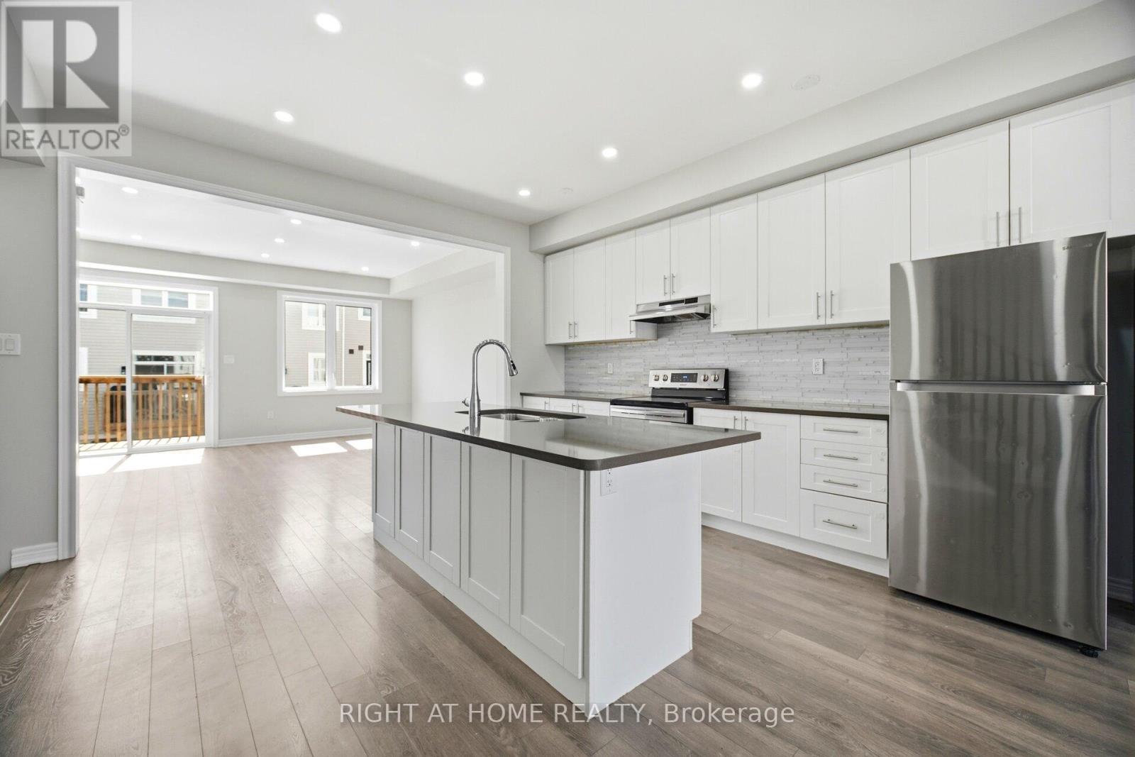 8 Rapids Lane, Hamilton, ON - Indoor Photo Showing Kitchen With Upgraded Kitchen