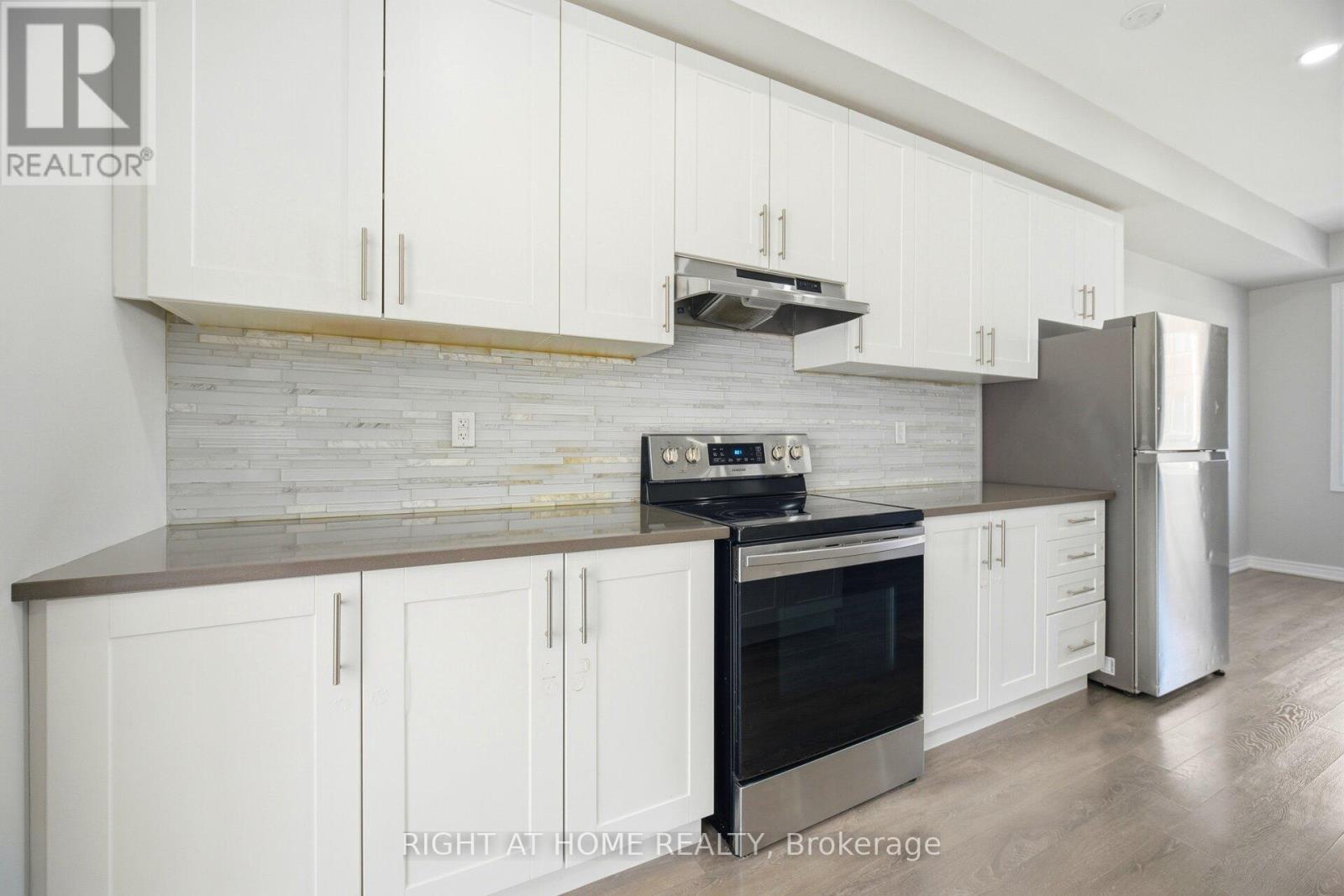 8 Rapids Lane, Hamilton, ON - Indoor Photo Showing Kitchen With Upgraded Kitchen