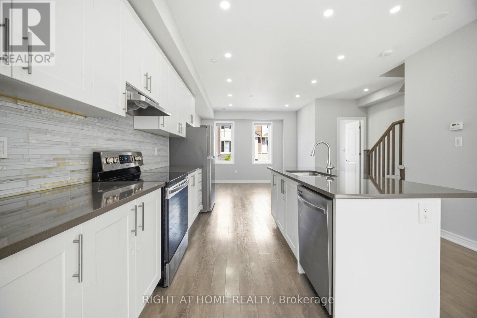 8 Rapids Lane, Hamilton, ON - Indoor Photo Showing Kitchen With Upgraded Kitchen