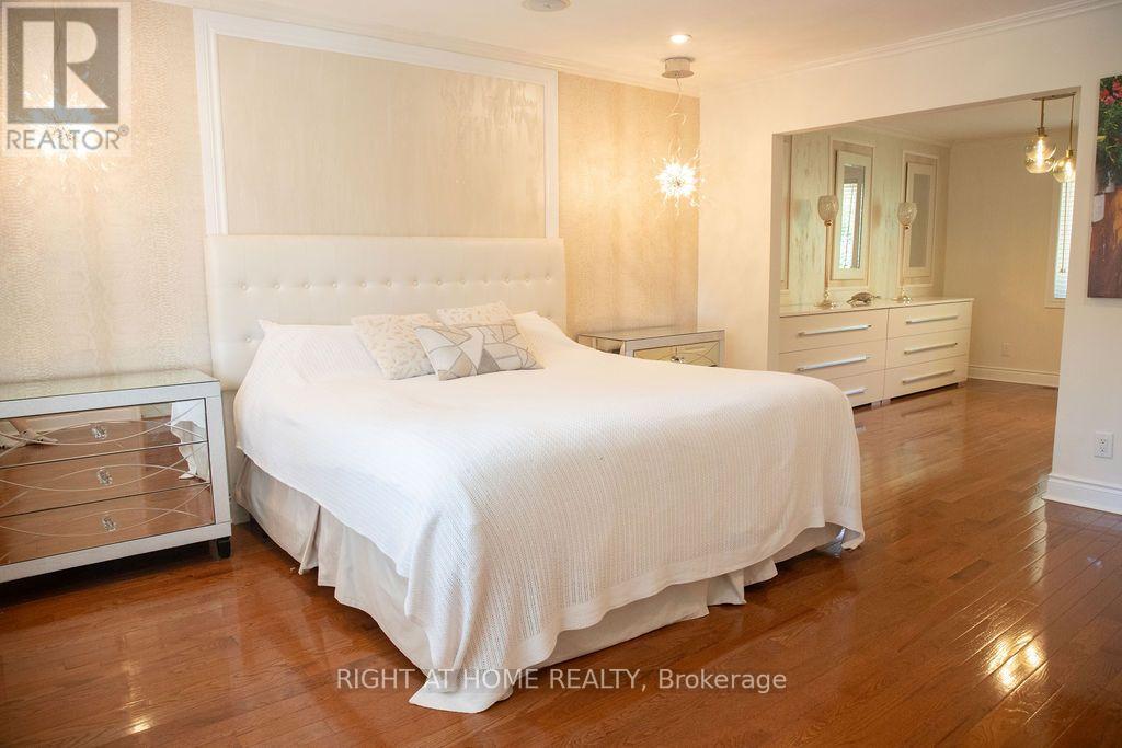 4299 Lakeshore Road, Burlington, ON - Indoor Photo Showing Bedroom