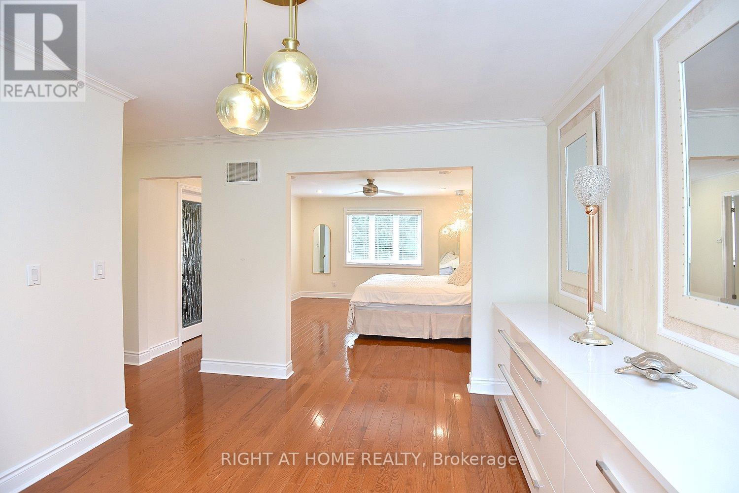 4299 Lakeshore Road, Burlington, ON - Indoor