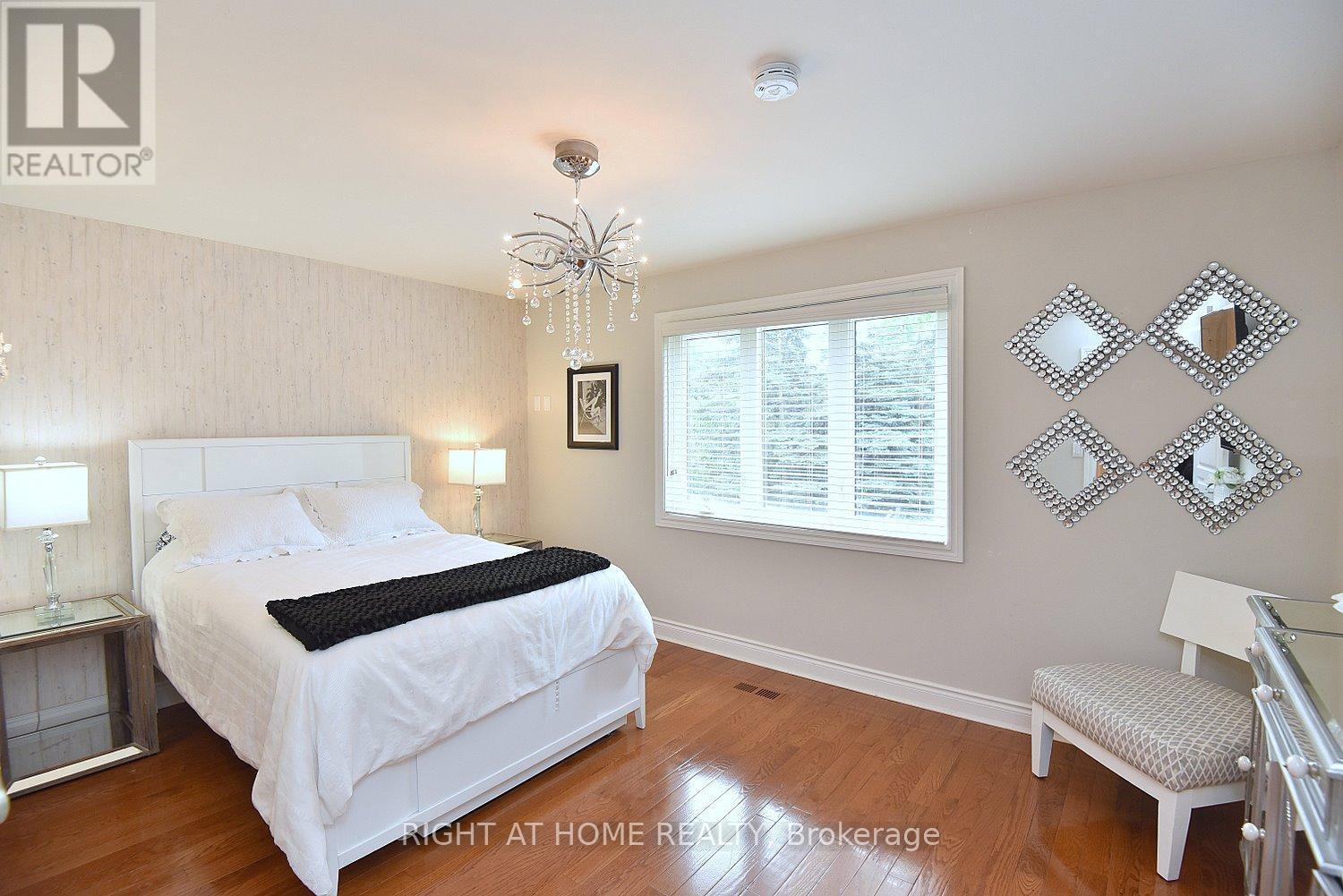 4299 Lakeshore Road, Burlington, ON - Indoor Photo Showing Bedroom