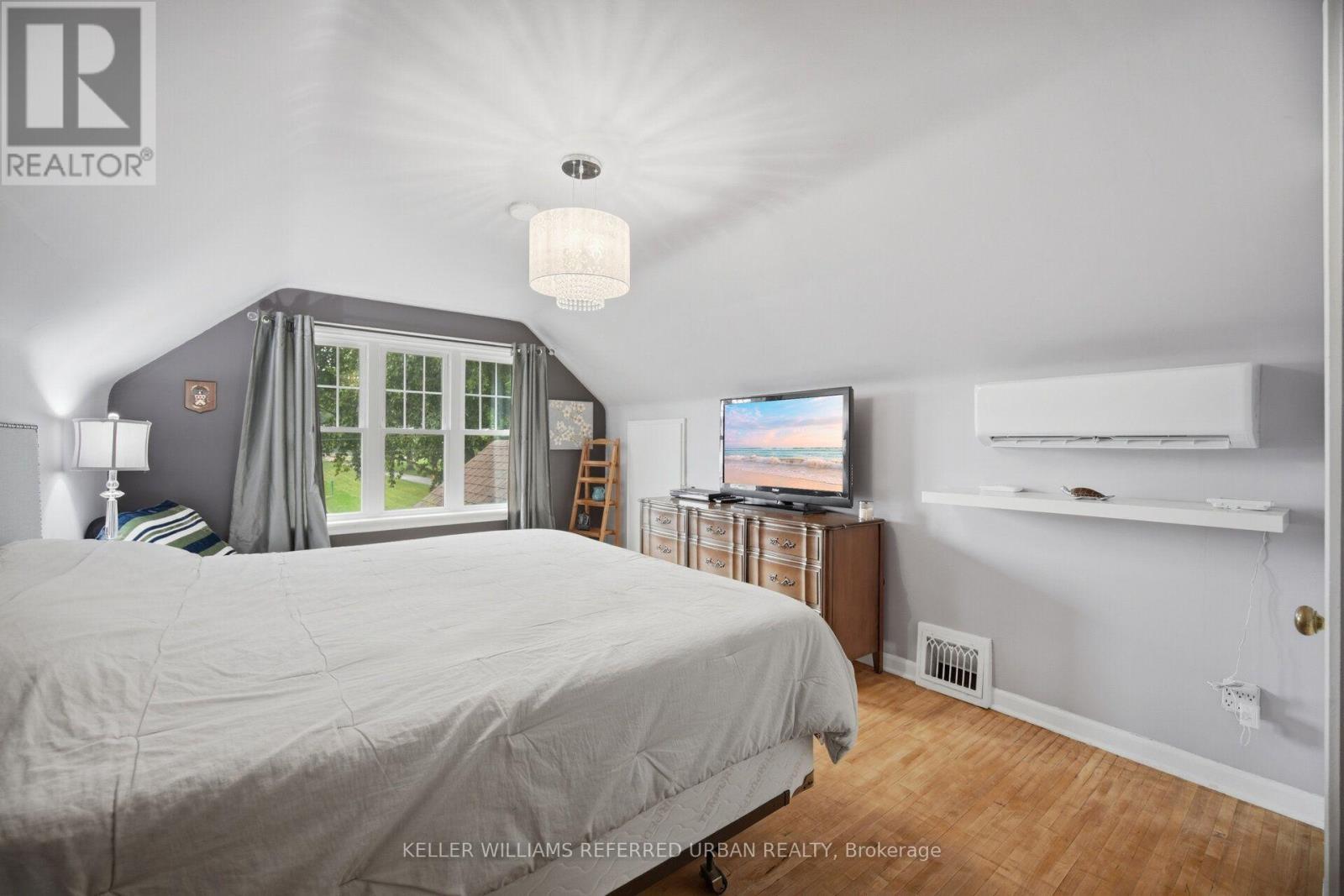 124 Kipling Road, Hamilton, ON - Indoor Photo Showing Bedroom