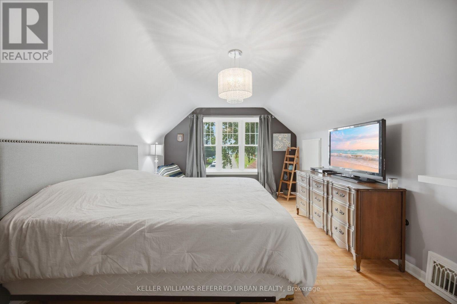 124 Kipling Road, Hamilton, ON - Indoor Photo Showing Bedroom