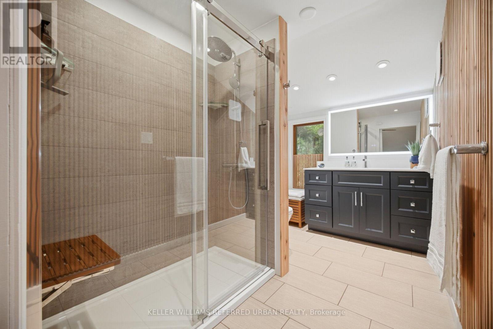 124 Kipling Road, Hamilton, ON - Indoor Photo Showing Bathroom