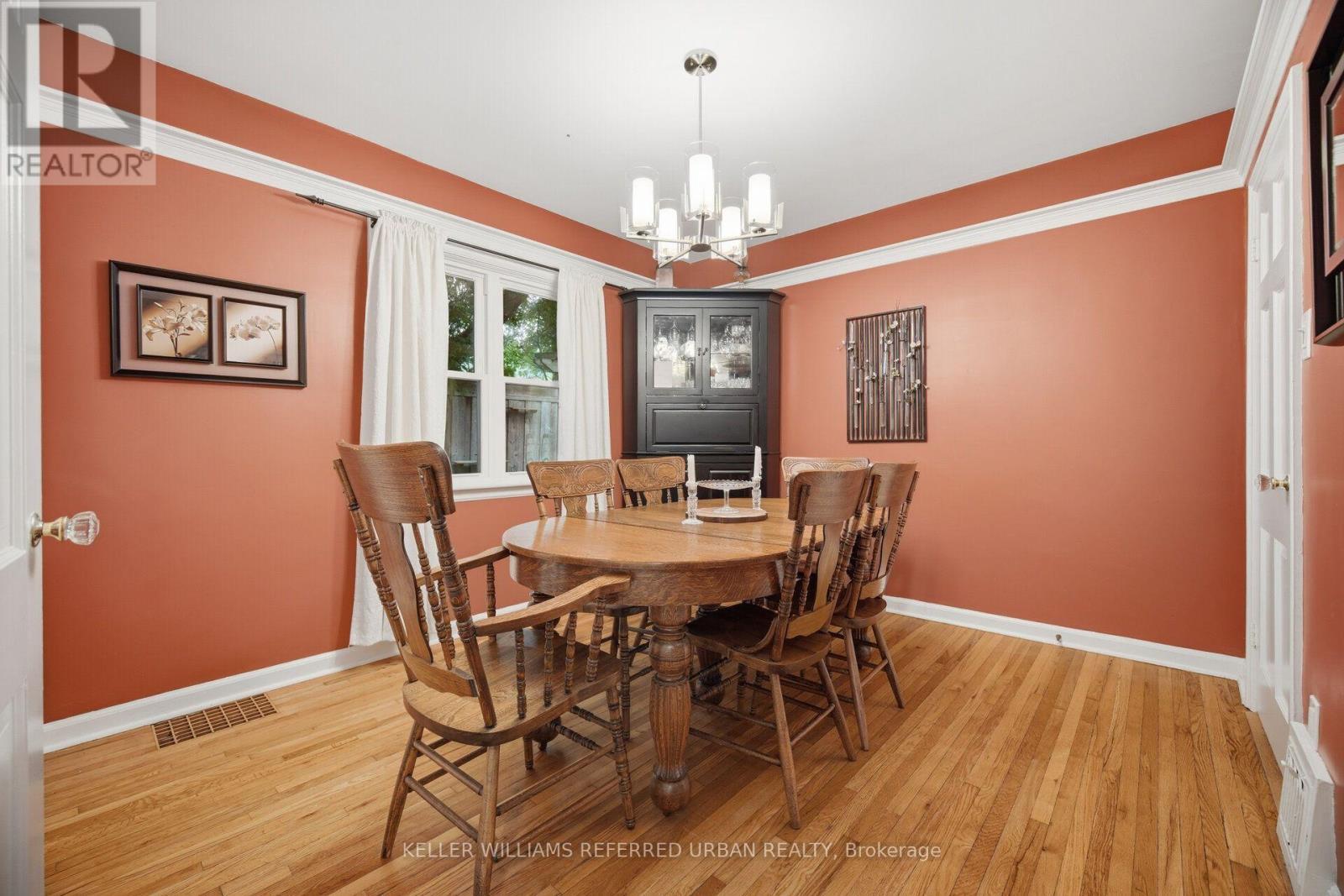 124 Kipling Road, Hamilton, ON - Indoor Photo Showing Dining Room