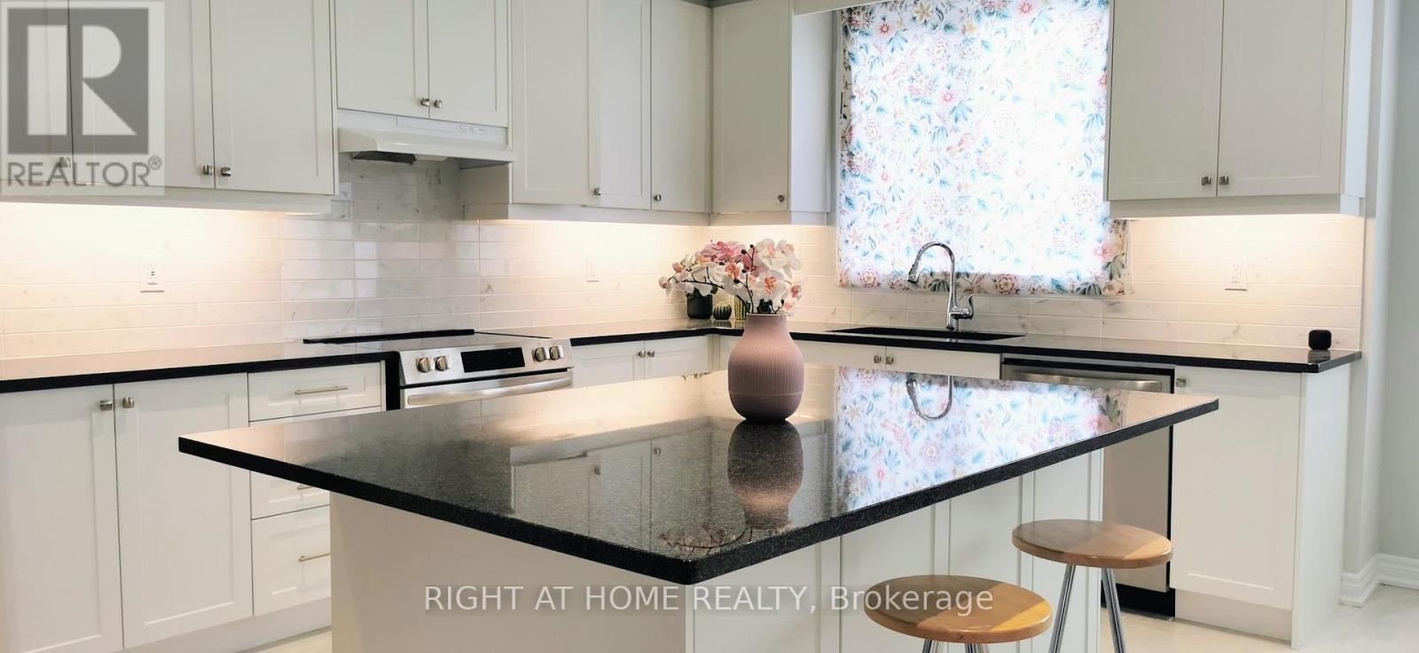 1 Bruce Boyd Drive, Markham, ON - Indoor Photo Showing Kitchen With Upgraded Kitchen