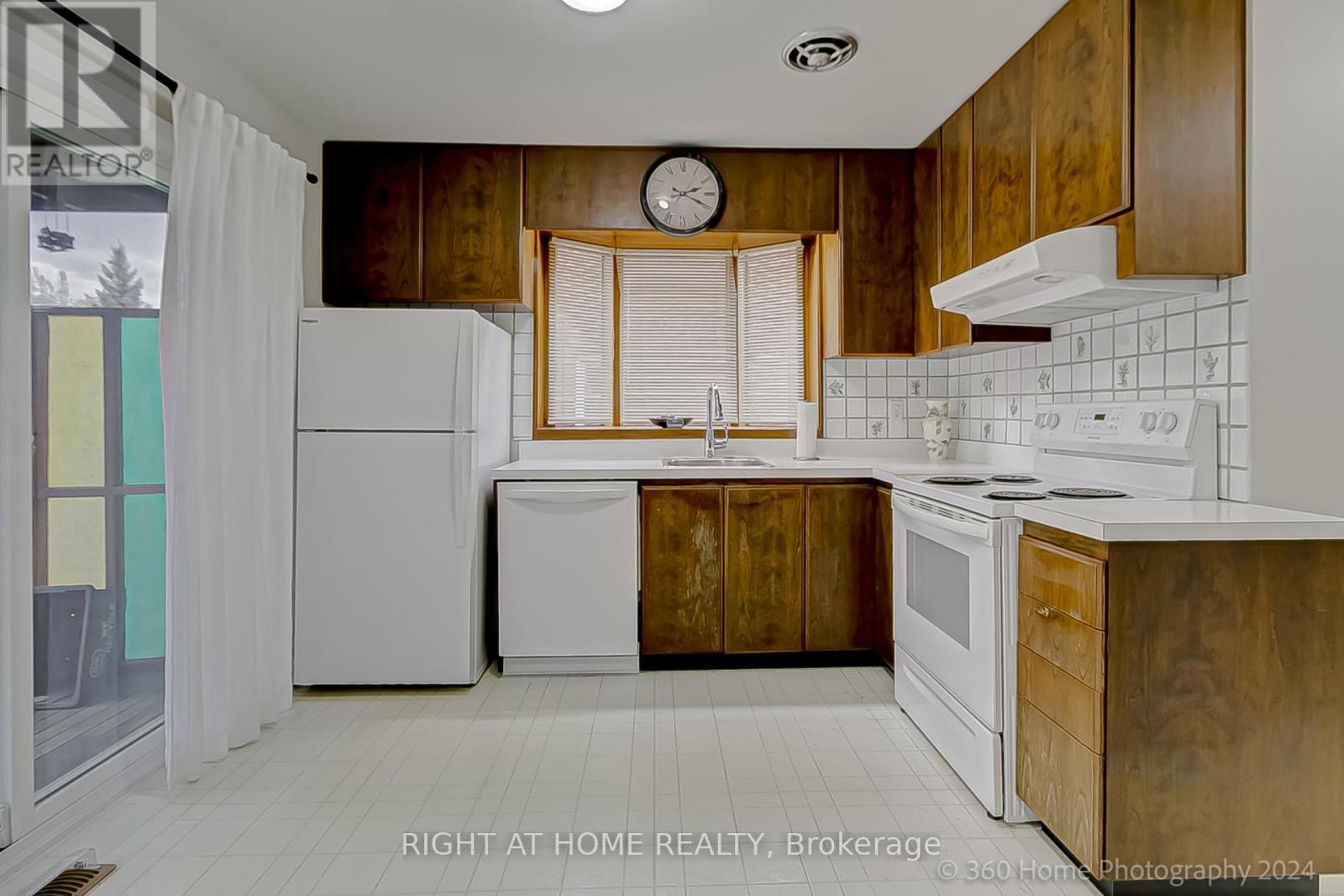 19 Martini Drive, Toronto, ON - Indoor Photo Showing Kitchen