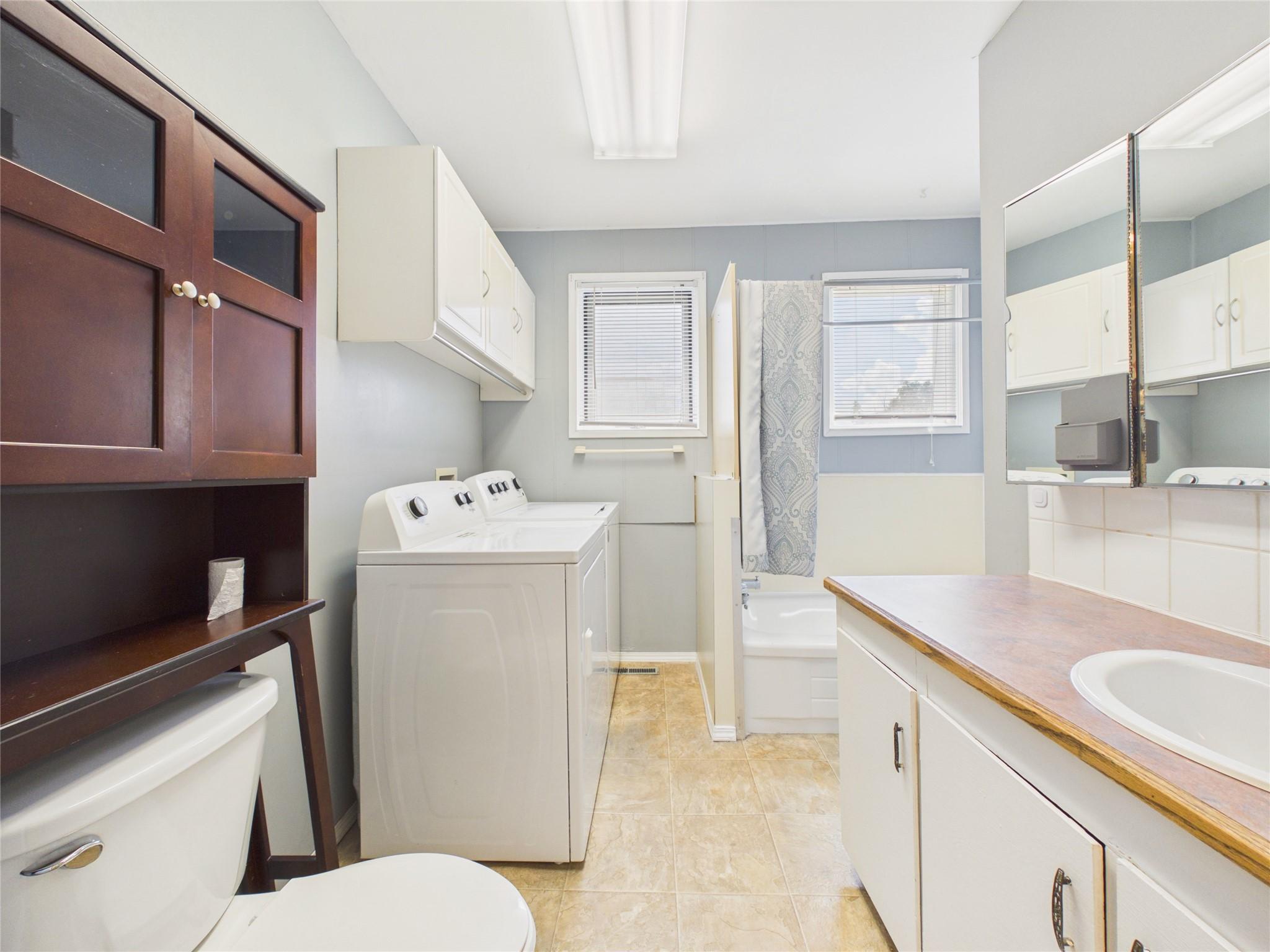 217 6Th Avenue, Cranbrook, BC - Indoor Photo Showing Laundry Room