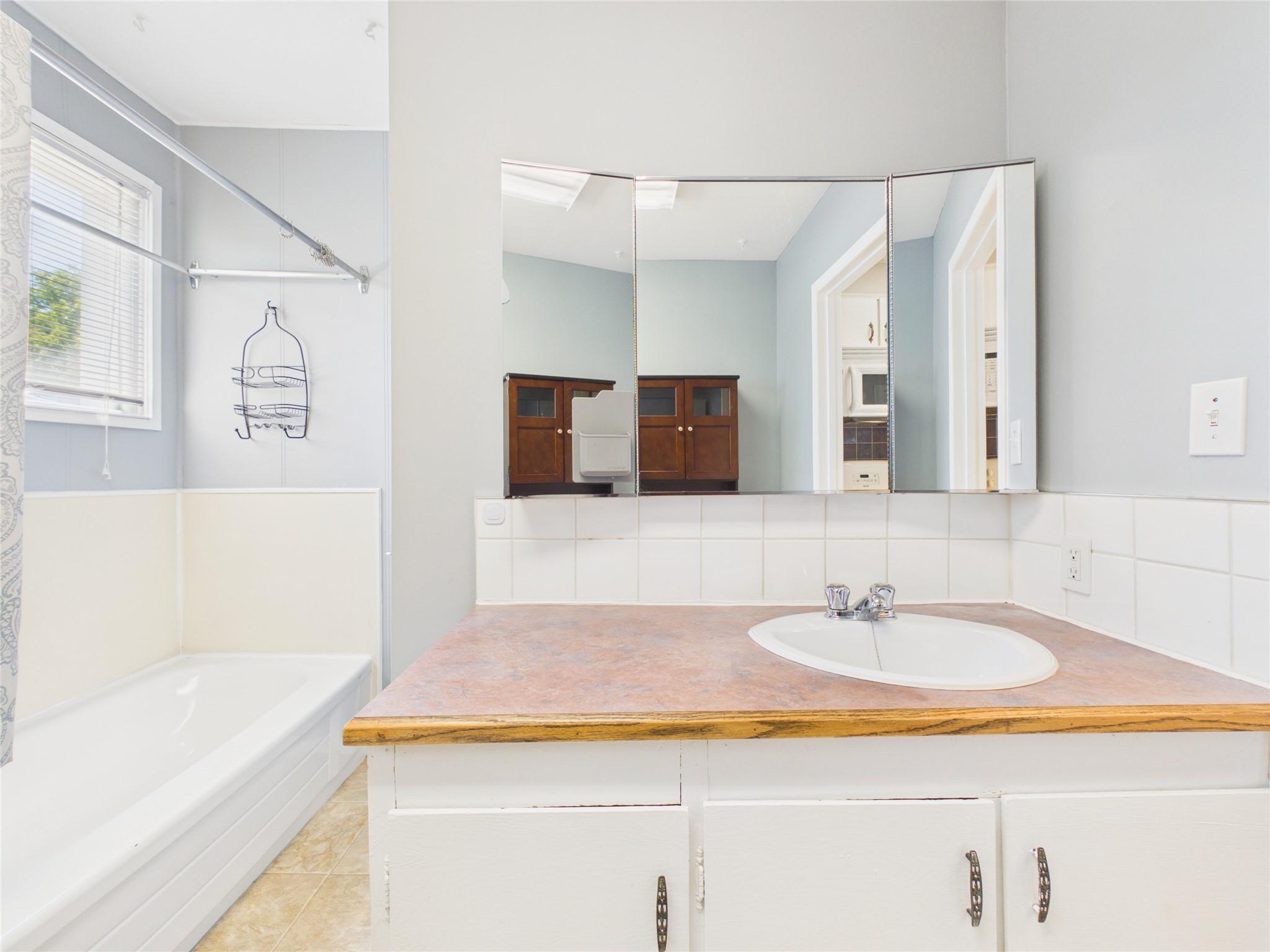 217 6Th Avenue, Cranbrook, BC - Indoor Photo Showing Bathroom