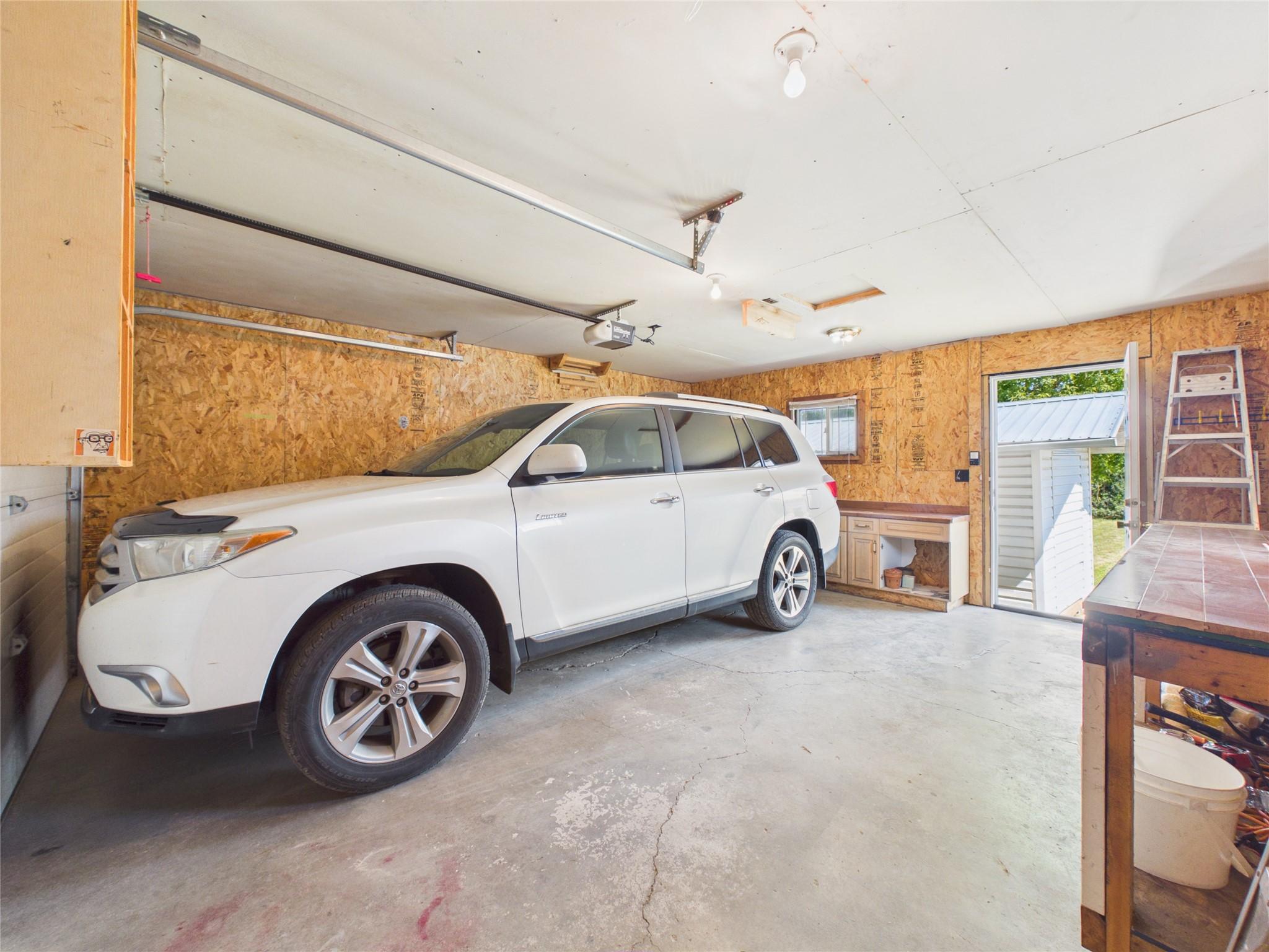 217 6Th Avenue, Cranbrook, BC - Indoor Photo Showing Garage