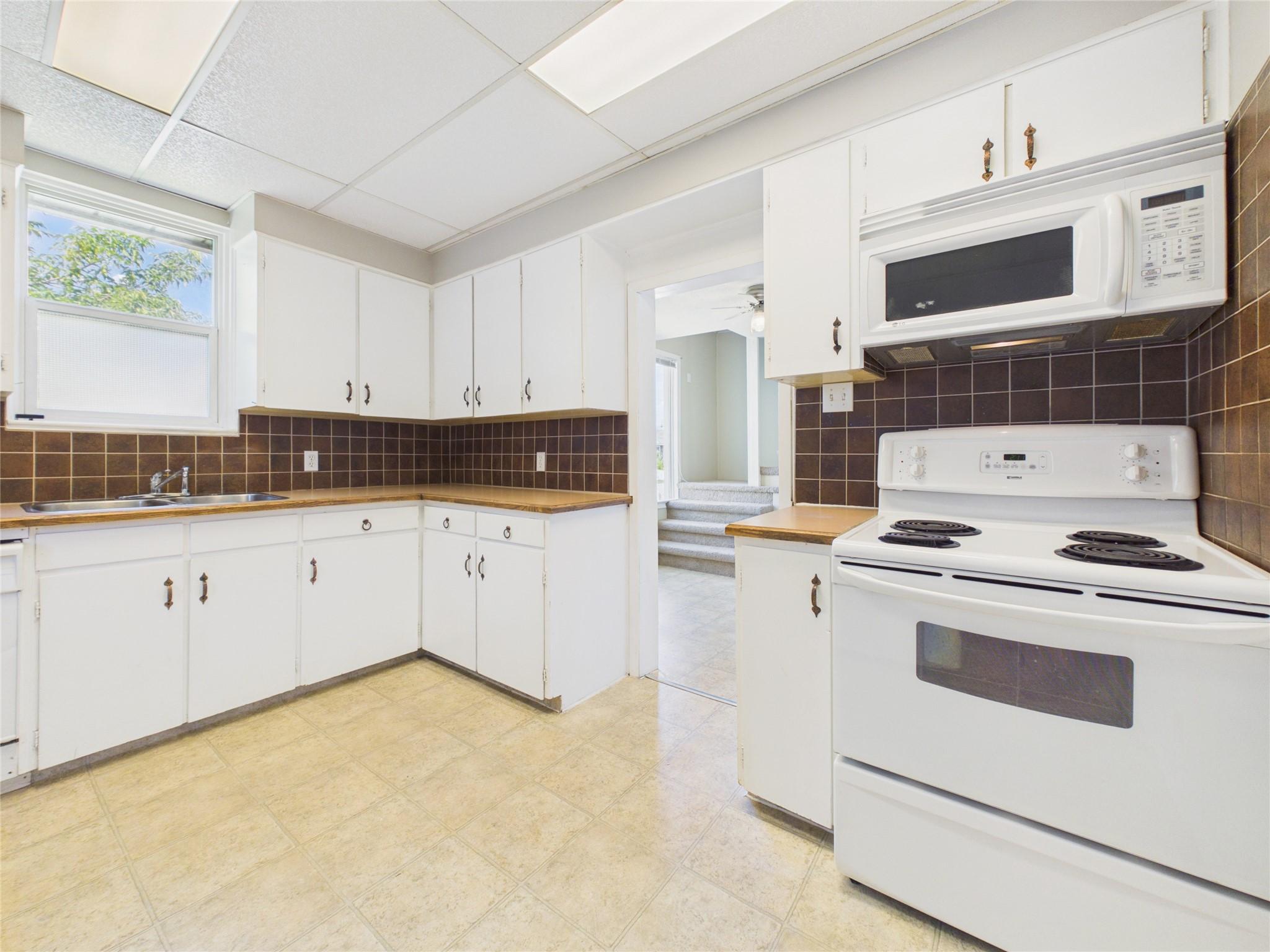 217 6Th Avenue, Cranbrook, BC - Indoor Photo Showing Kitchen With Double Sink