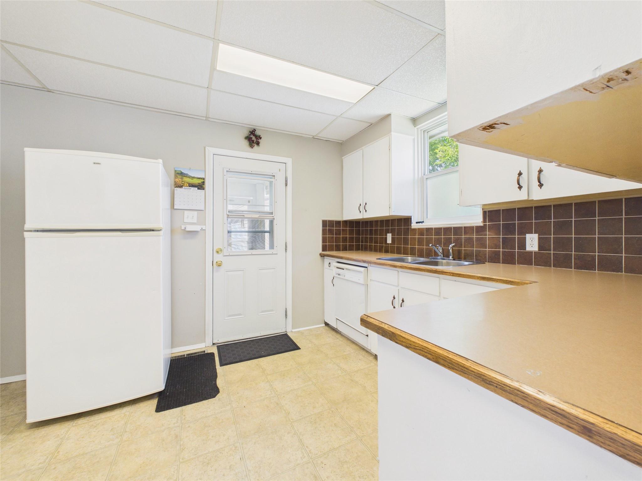 217 6Th Avenue, Cranbrook, BC - Indoor Photo Showing Kitchen With Double Sink