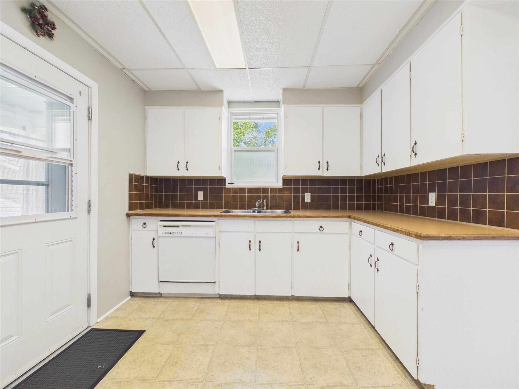 217 6Th Avenue, Cranbrook, BC - Indoor Photo Showing Kitchen With Double Sink