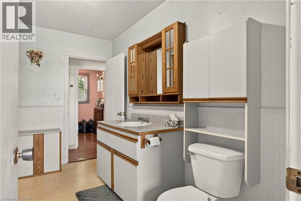958 Highland Road E, Hamilton, ON - Indoor Photo Showing Bathroom