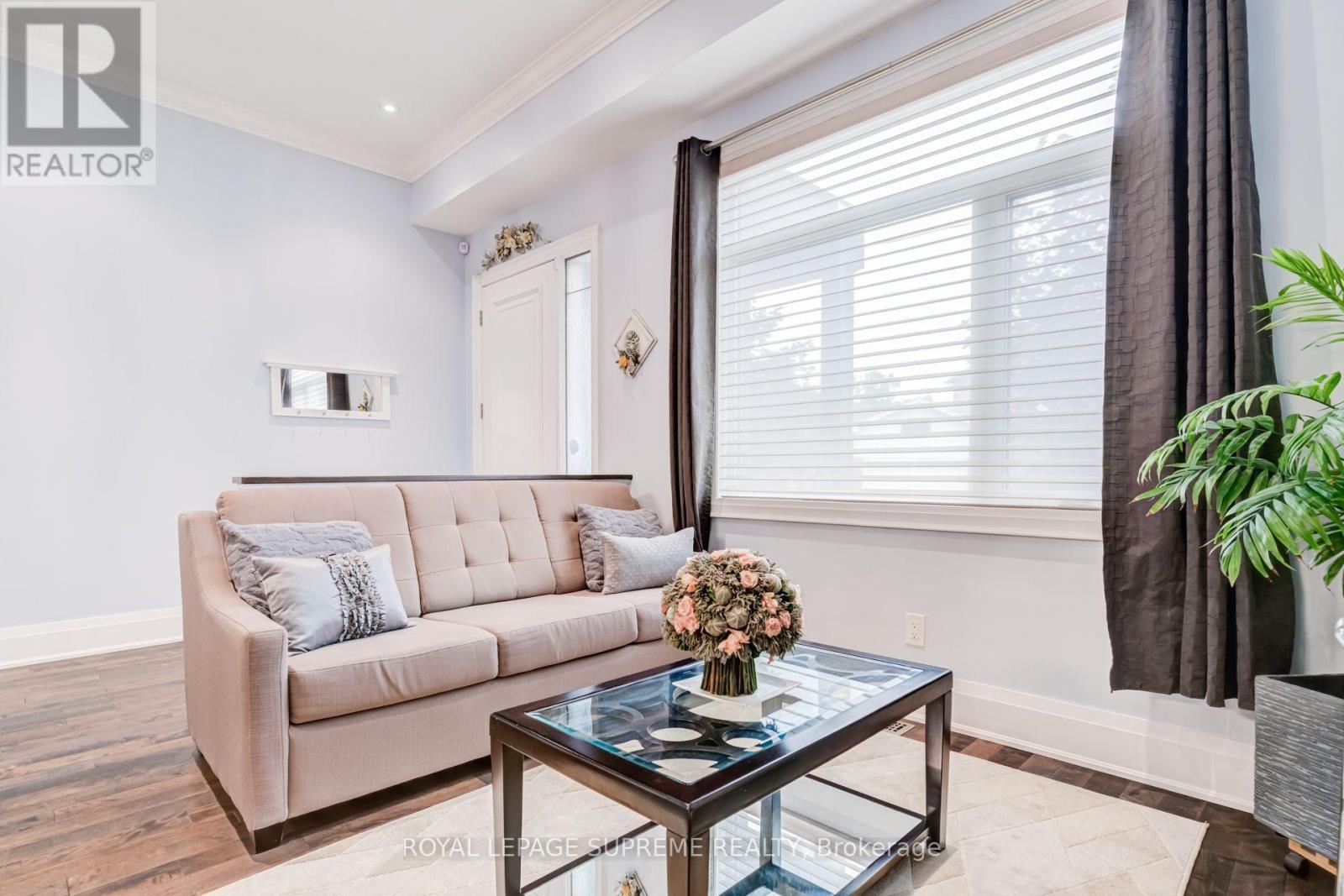 46B Strathnairn Avenue, Toronto, ON - Indoor Photo Showing Living Room