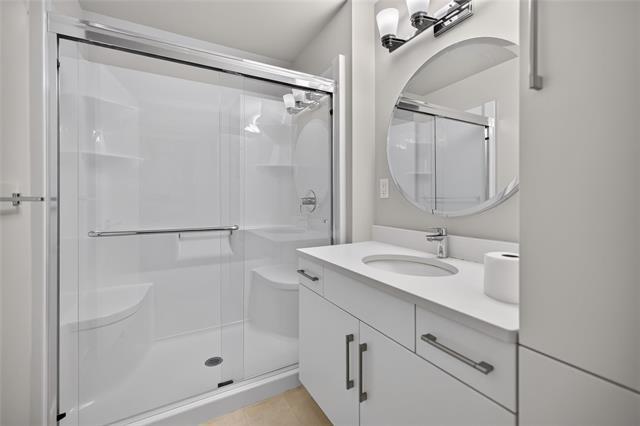 303-25 Van Hull Way, Winnipeg, MB - Indoor Photo Showing Bathroom