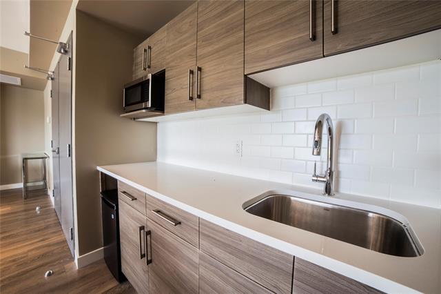 303-25 Van Hull Way, Winnipeg, MB - Indoor Photo Showing Kitchen