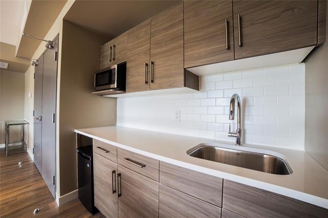 303-25 Van Hull Way, Winnipeg, MB - Indoor Photo Showing Kitchen