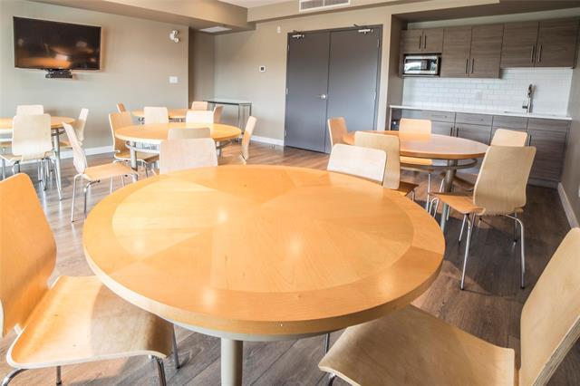 303-25 Van Hull Way, Winnipeg, MB - Indoor Photo Showing Dining Room