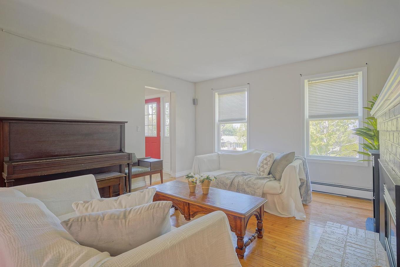 14 St. Catherines Avenue, Stratford, PE - Indoor Photo Showing Living Room