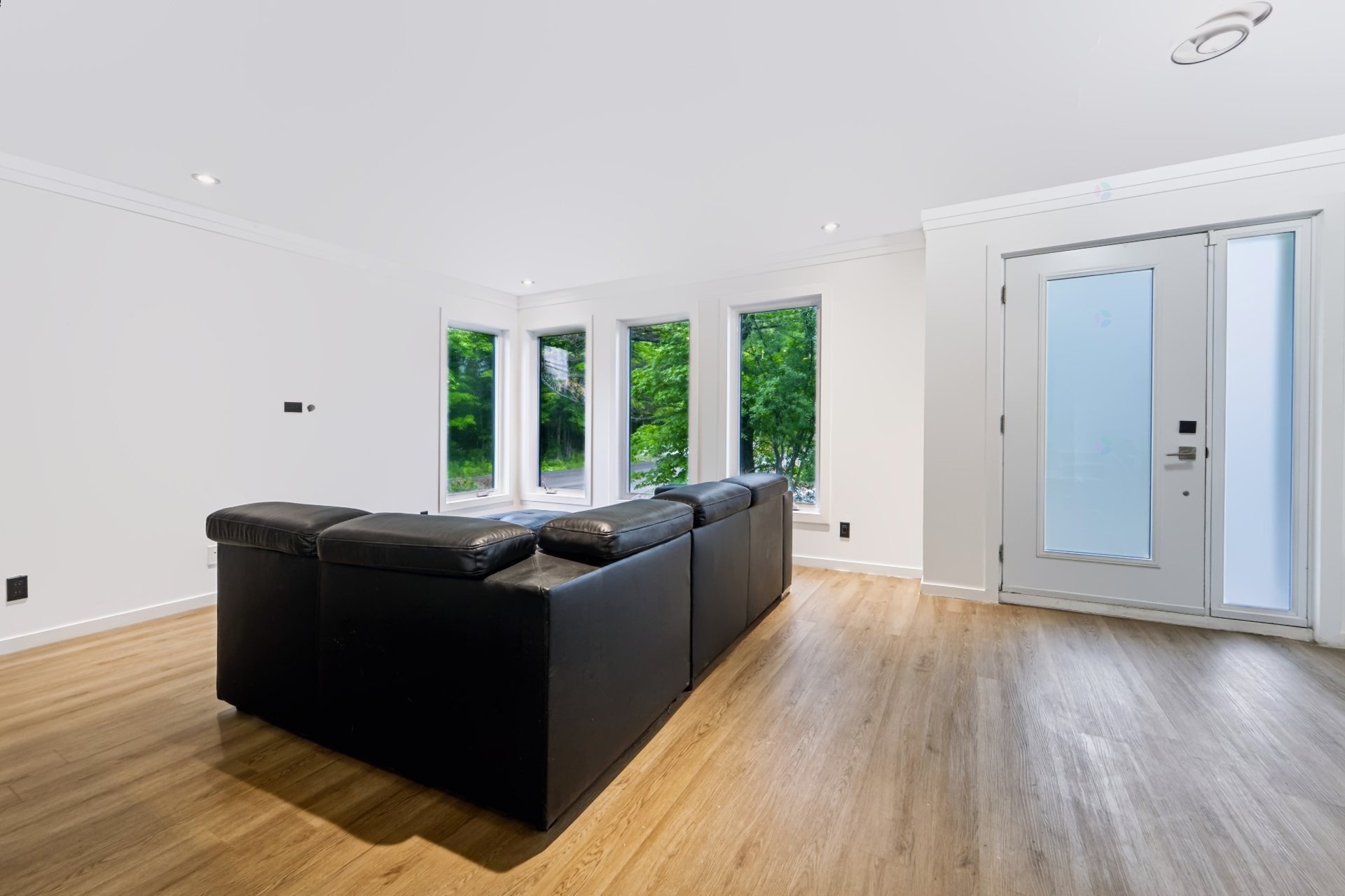 Salon - 12 Rue Pierre, Saint-Lin/Laurentides, QC - Indoor