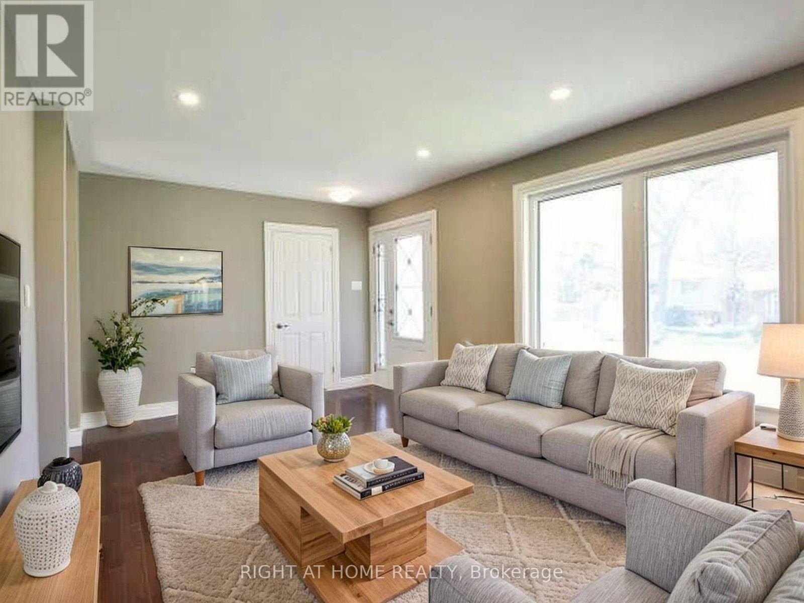 15 Pioneer Drive, Mississauga, ON - Indoor Photo Showing Living Room