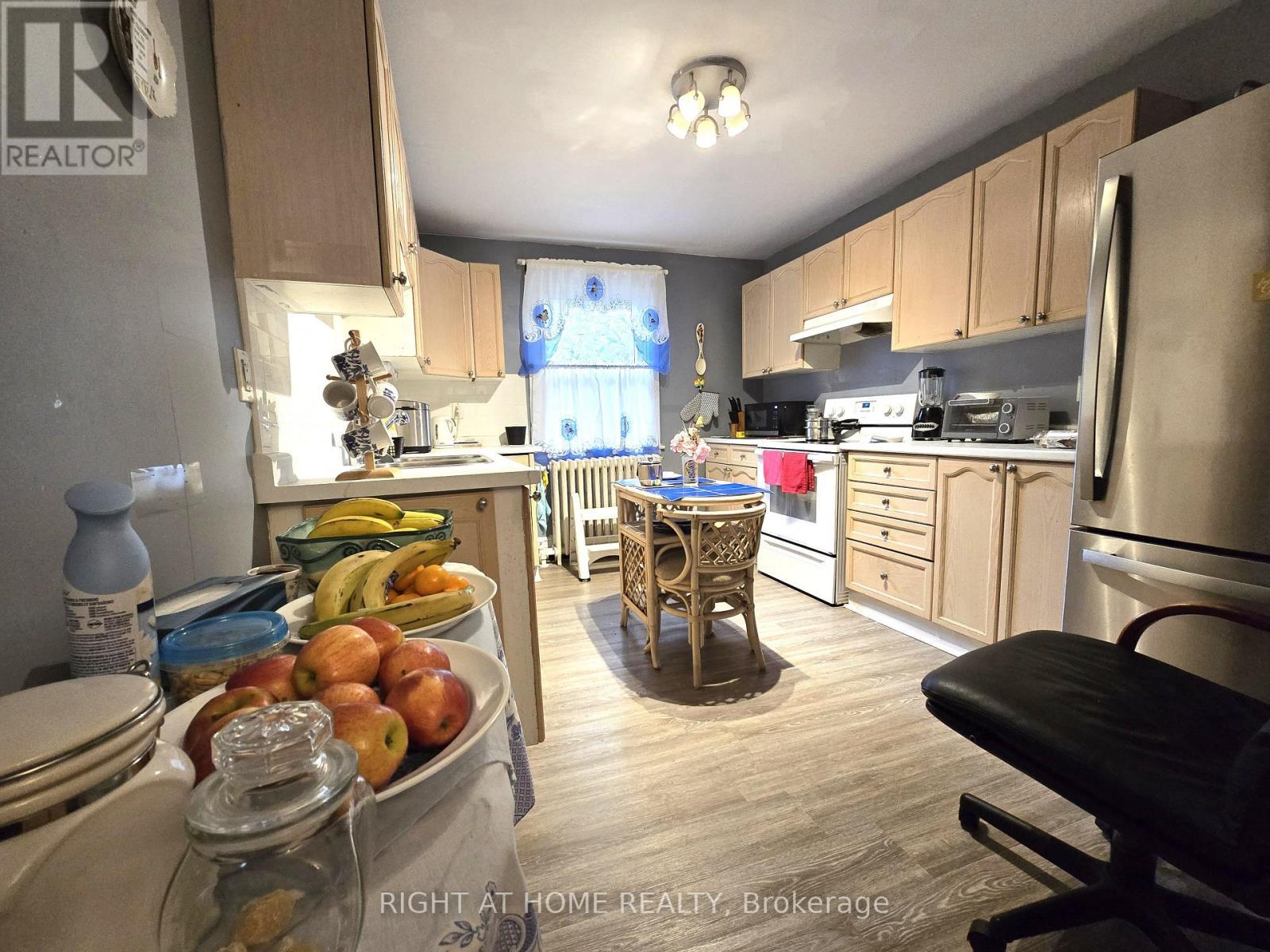 1088 King Street E, Hamilton, ON - Indoor Photo Showing Kitchen