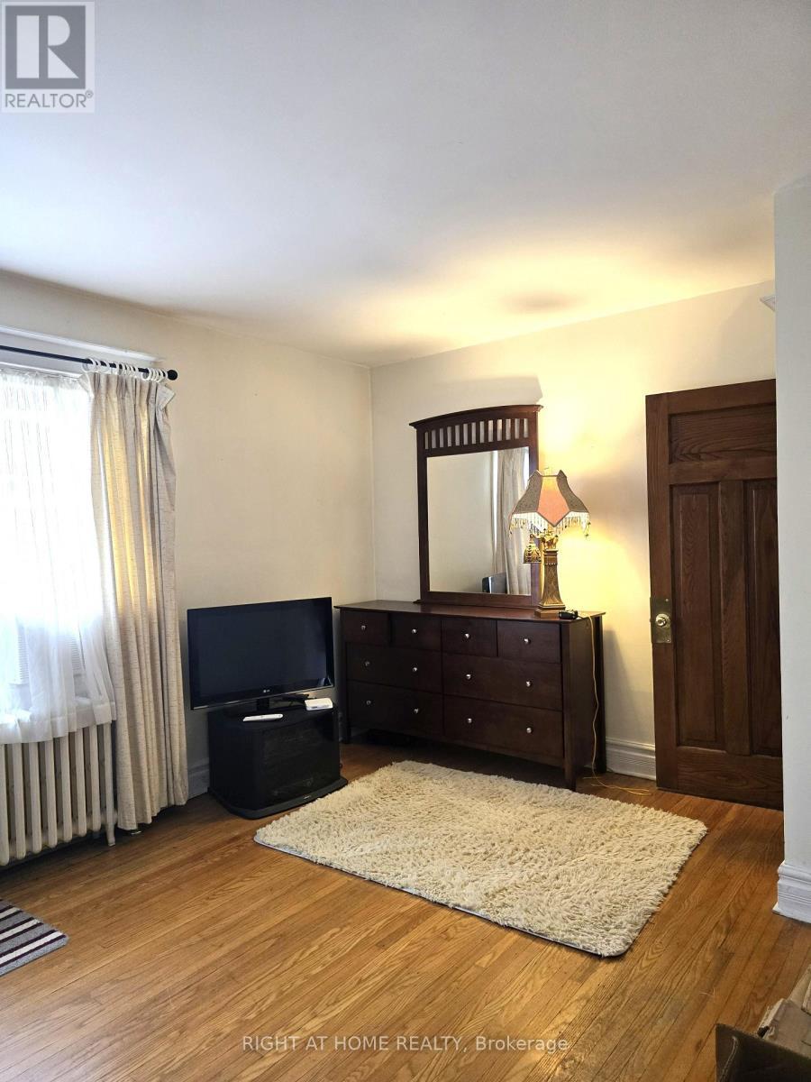 1088 King Street E, Hamilton, ON - Indoor Photo Showing Bedroom