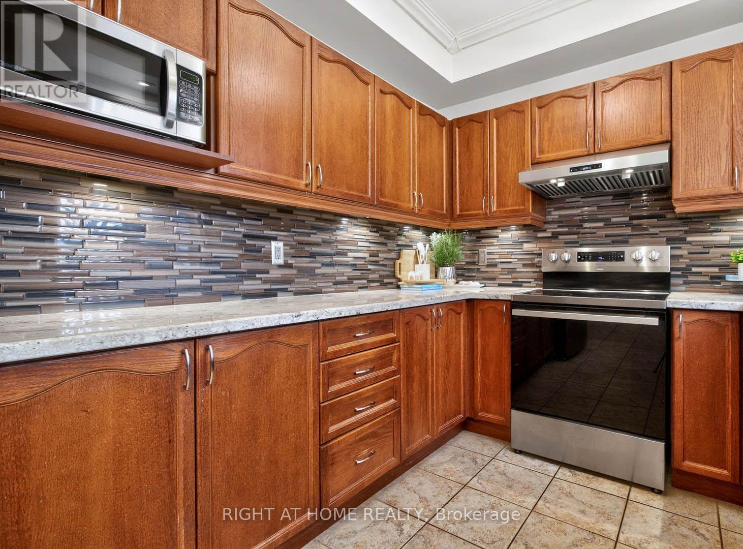 5956 Rayshaw Crescent, Mississauga, ON - Indoor Photo Showing Kitchen