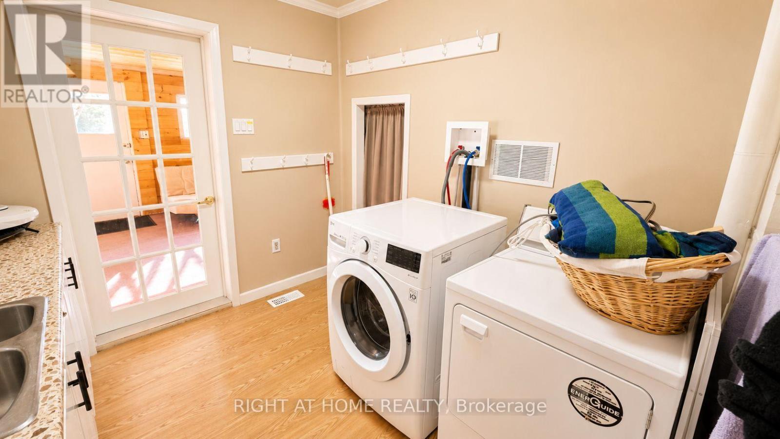 640 Tiny Beaches Road N, Tiny, ON - Indoor Photo Showing Laundry Room