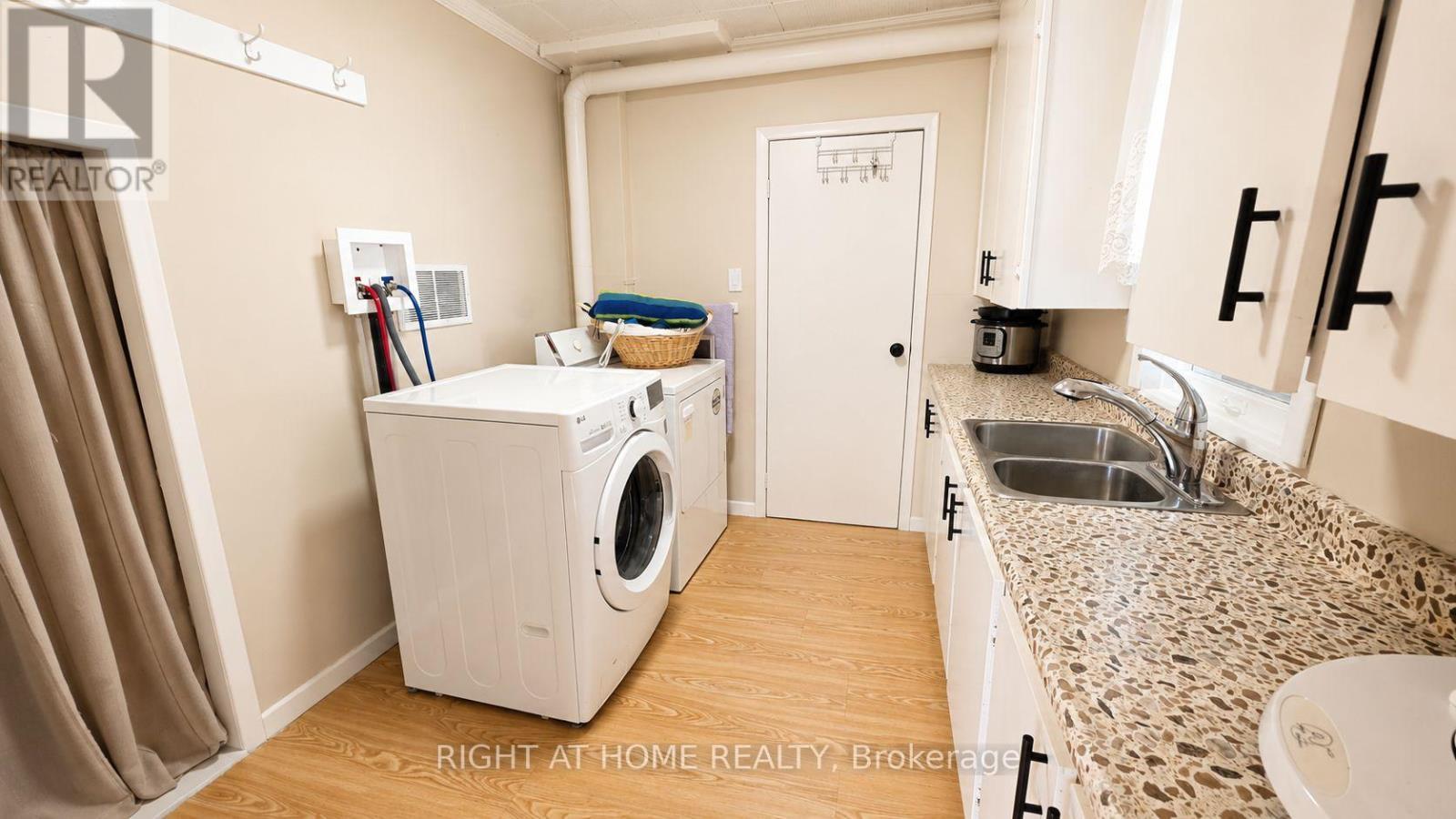 640 Tiny Beaches Road N, Tiny, ON - Indoor Photo Showing Laundry Room